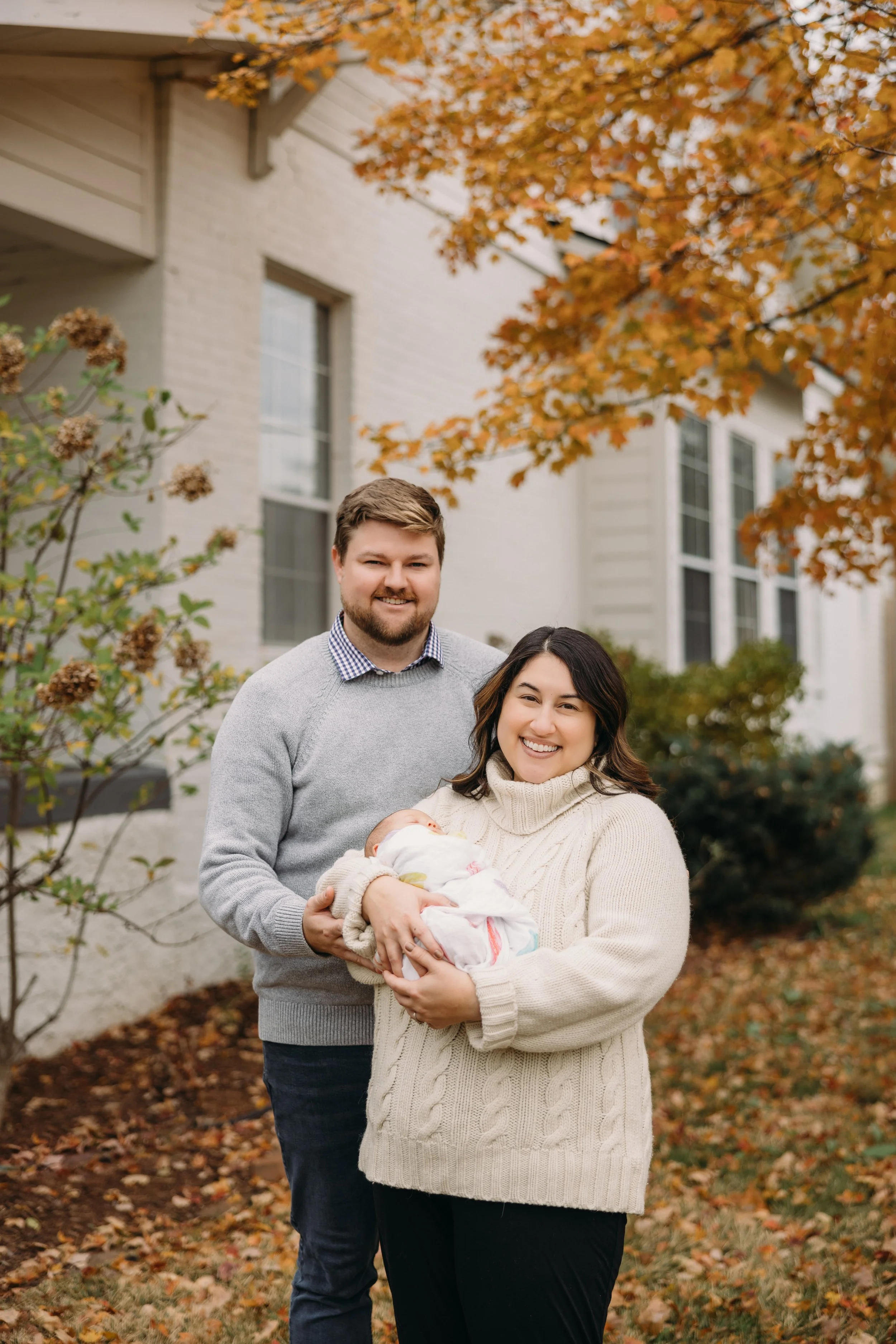 home-newborn-photo-nashville-family-outside-frontyard.jpeg