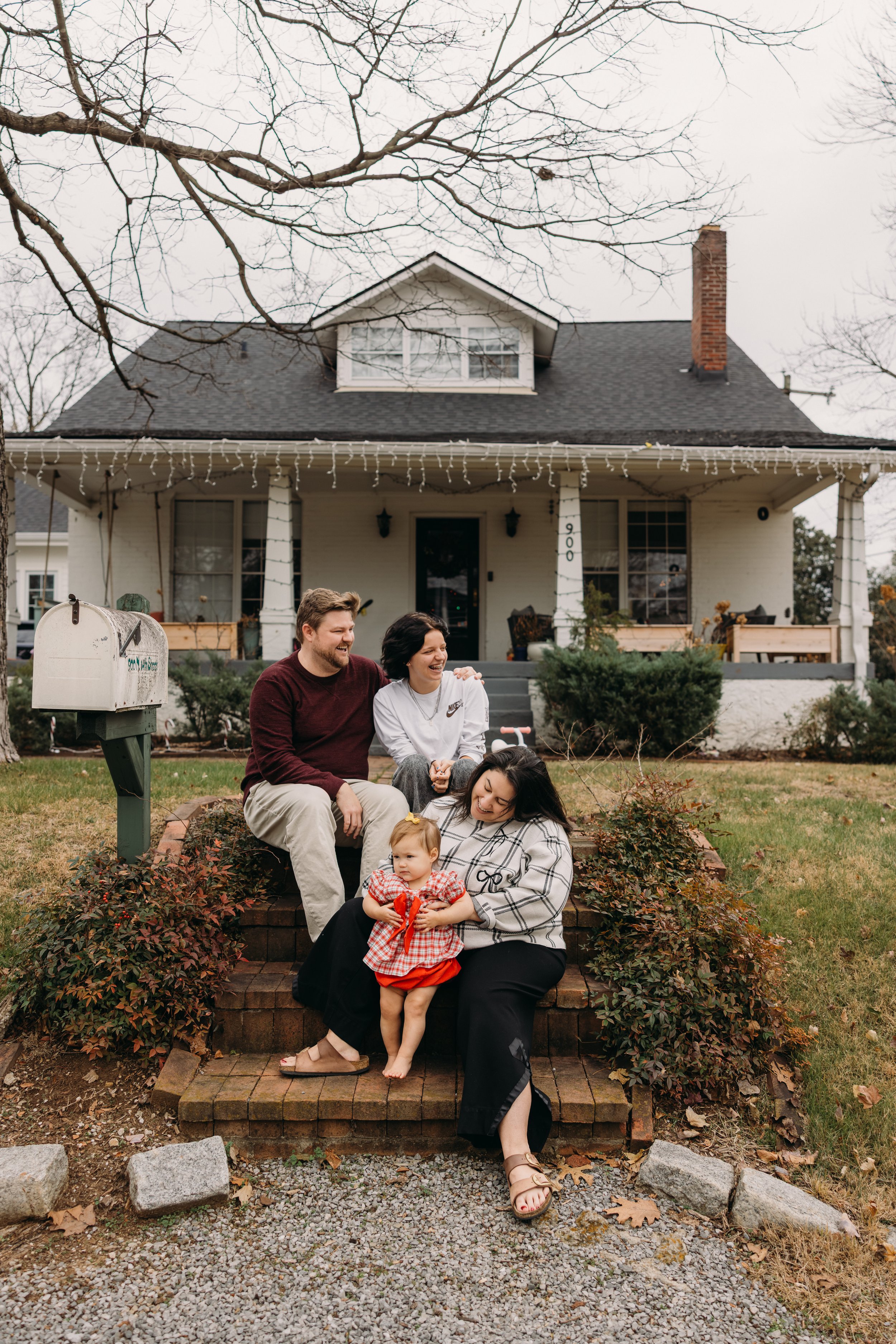 at-home-photos-nashville-family-front-yard.jpg