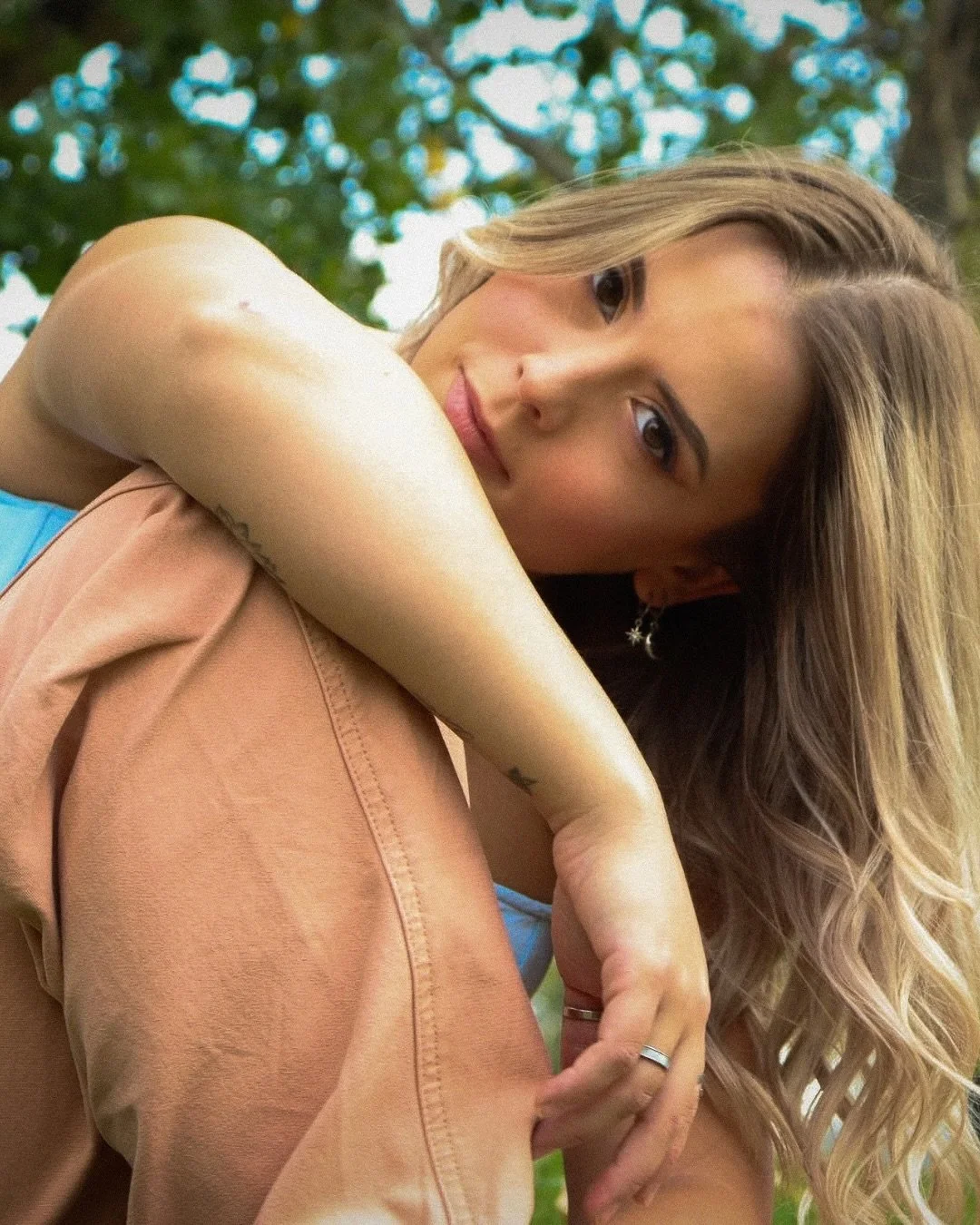 Hi from the park 👋🏻

📸: @miasmithcreates 

&bull;
&bull;
&bull;

#yycmusic #yyc #yycevents #calgarymusic #calgary #yycnow #albertamusic #calgaryevents #livemusic #yegmusic #calgarylife #yycbuzz #yycmusicians #music #abmusic #yycarts #canadianmusic