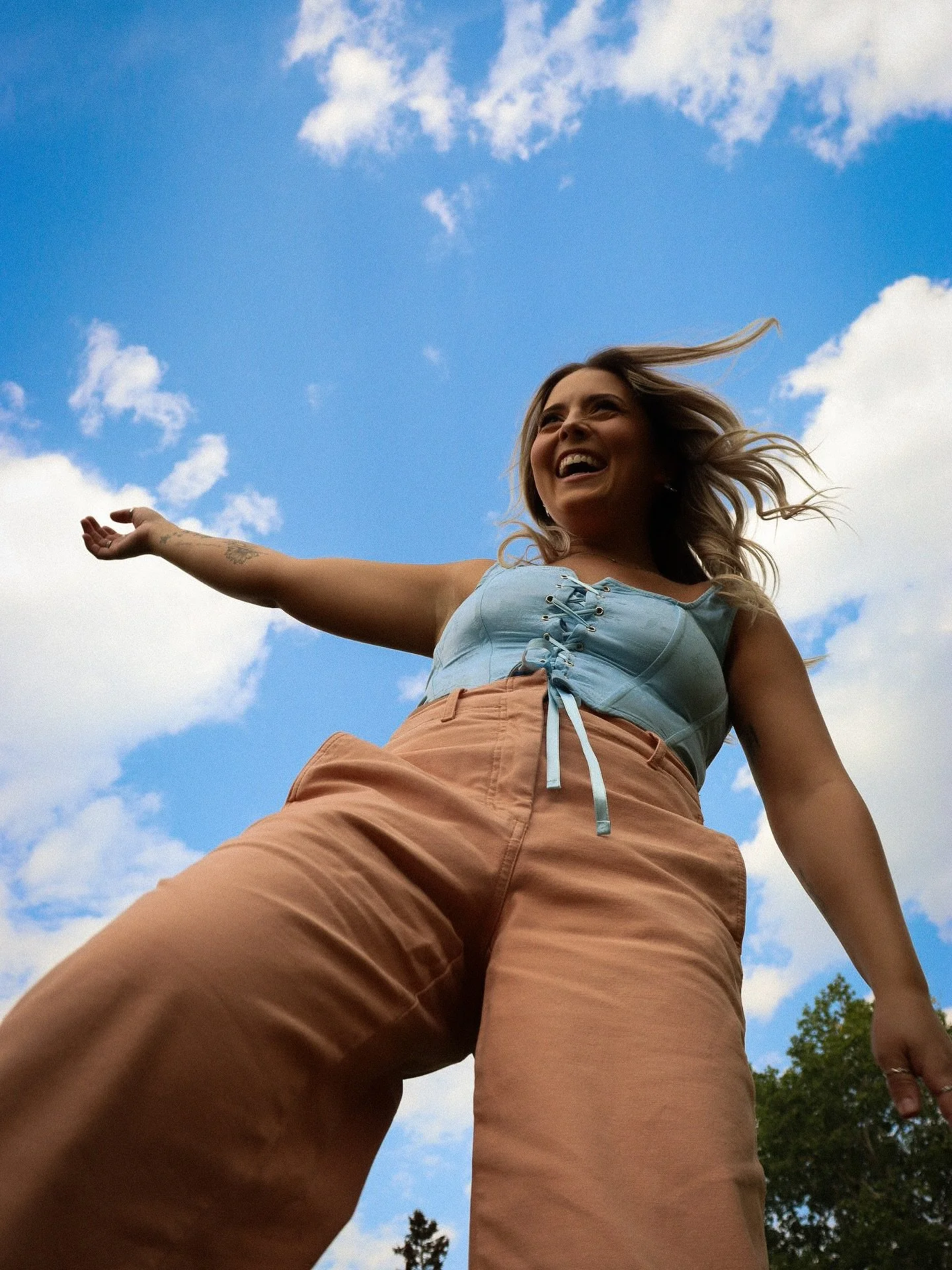 2025 ✨

a year of new pursuits, connections &amp; experiences 🫶🏻 

this photo [📸: @miasmithcreates ] really sums up how I feel about the year that has passed. 

Although there have been hardships &amp; loss, I am so happy to reflect on 2025 as a y