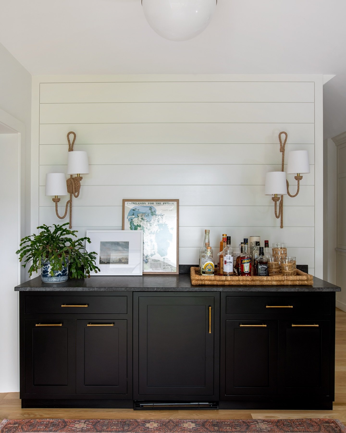 A moment for this wet bar. 🙌 Clean lines, rich finishes, and just the right amount of drama.

#tmsullivanconstruction #southshoremahomes #hinghambuilders #customhomesma #luxurylivingsouthshore #newenglandconstruction #massachusettshomebuilders #sout