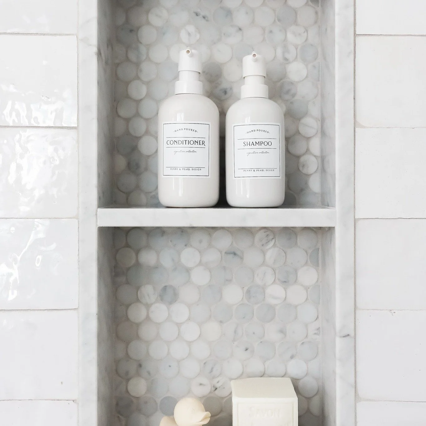 They say the little things don&rsquo;t matter&hellip; clearly, they&rsquo;ve never built a bathroom 😅
.
From the fluted wood vanity to the gold hardware and soft white walls, every detail here works together to keep things bright, warm, and timeless