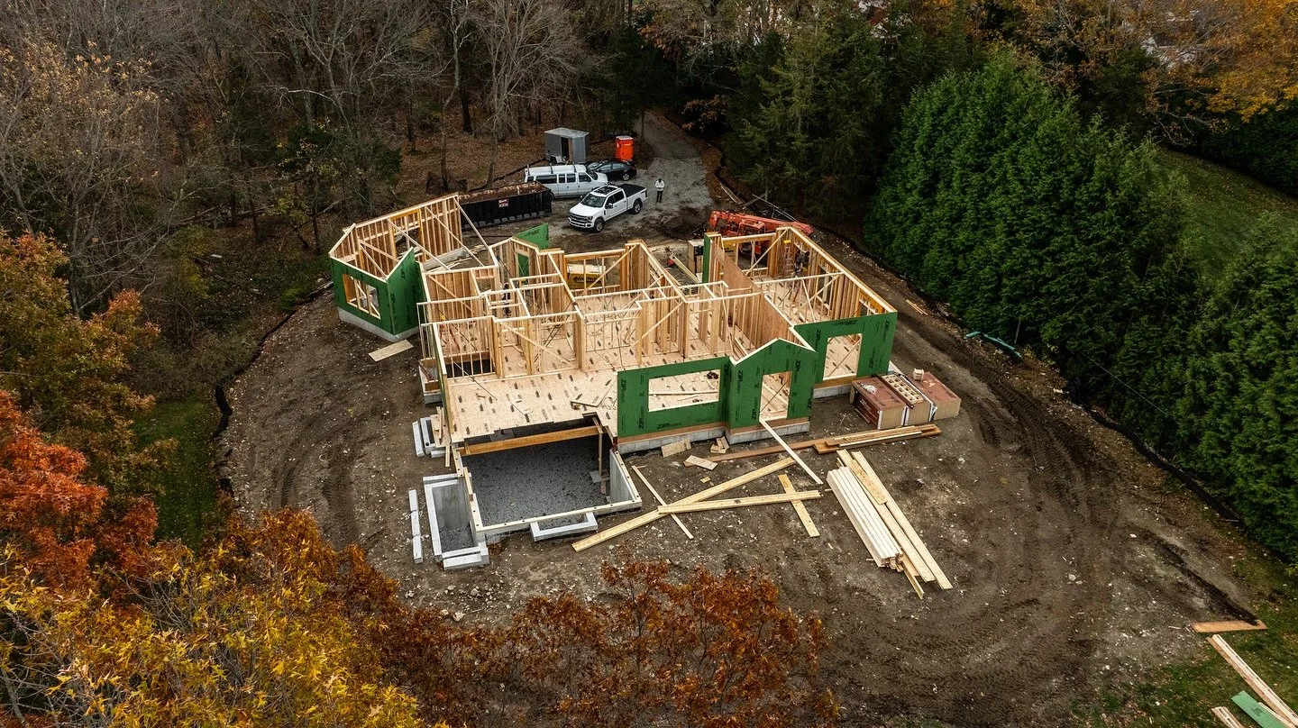 The walls are officially going up in Hingham 🙌🏡
.
Nothing like seeing a house actually start to *look like a house*. The crew from @capecodpanel is rolling and these panels are flying into place &mdash; progress feels GOOD.
.
Stay tuned&hellip; thi