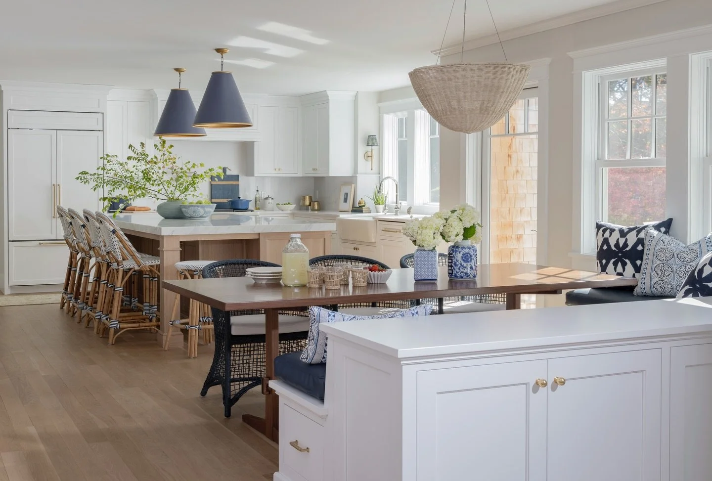 ✨Check out this recently completed kitchen! Tons of natural light and a welcoming design make for the perfect entertaining space.
.
Designer: @behomeinteriors 
Photographer: Michael Lee Photography 
Kitchen: @topnotchdesignstudio 
Cabinetry: @weather