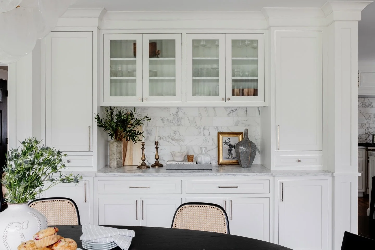 White cabinets&hellip; timeless classic or overdone trend? 👀
.
We use them in a lot of the homes we build, and there&rsquo;s a reason. White cabinets instantly brighten a kitchen, make the space feel larger, and create a clean foundation for almost 