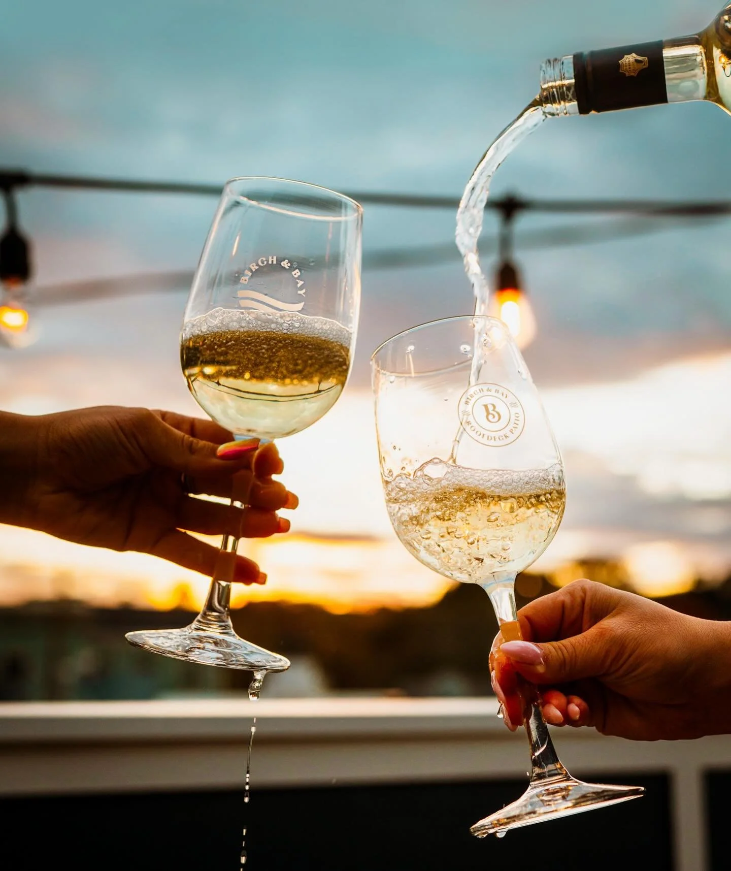 It&rsquo;s officially patio season at Birch &amp; Bay Roofdeck Coastal Kitchen! Cheers to summer!🥂

📷: @jessedufault @honeybunssocial 
#lockencreative #branddesign #restaurantbranding #brandingagency #birchandbayri @birchandbayri