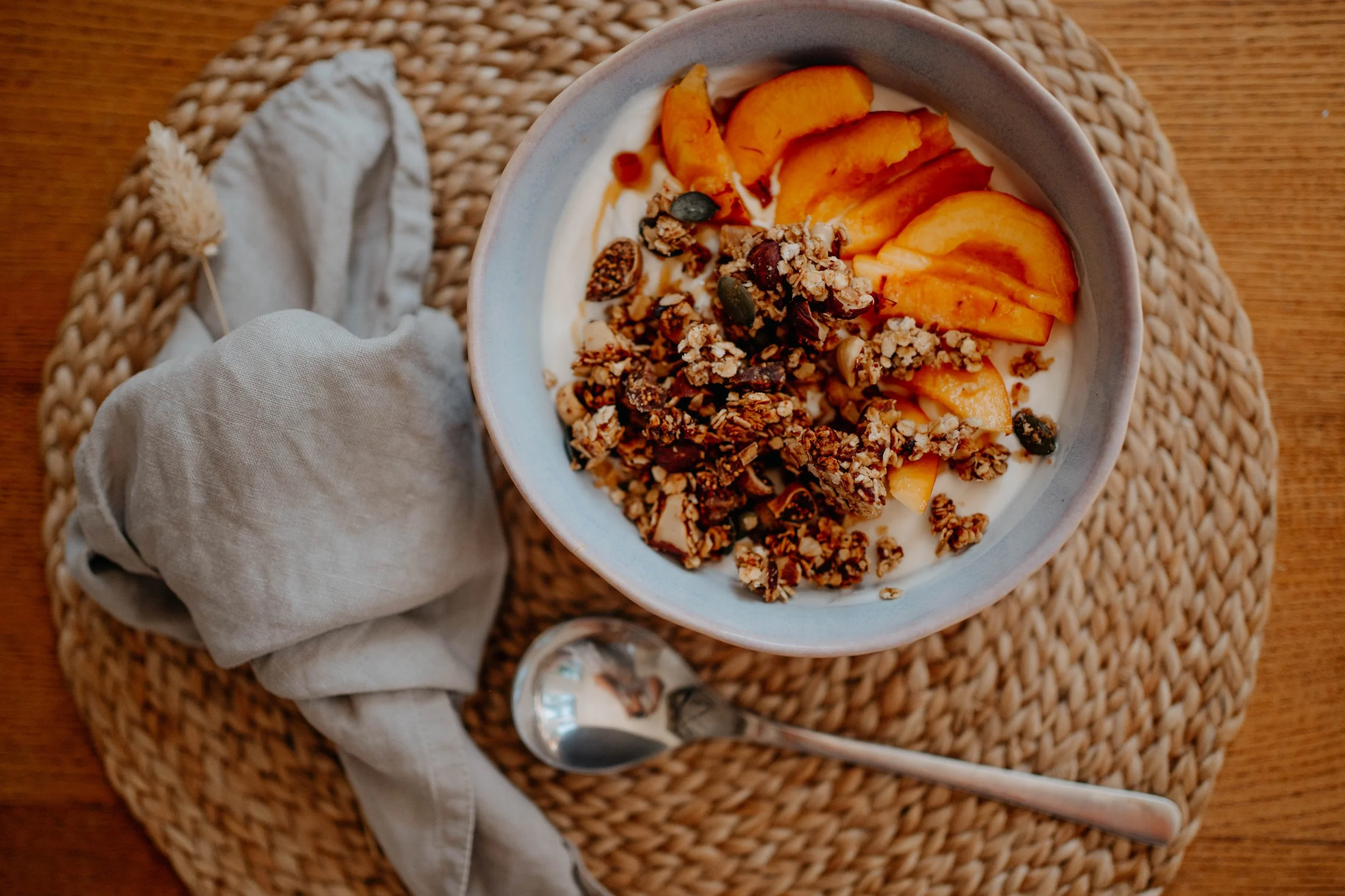 Herbstliches Granola mit Feigen und Haselnüssen