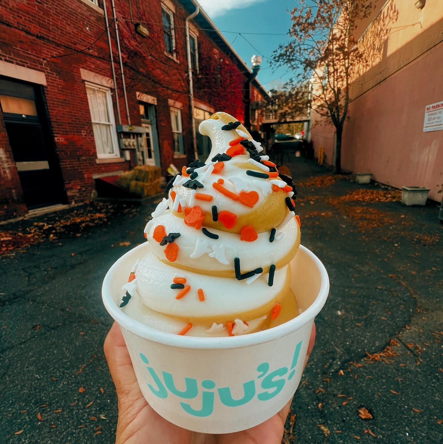 Happy Halloween Everyone 🎃 👻🎃 !!!
We will be serving up Soft Serve, Krispy bites, Gyros, and our Nashville Hot Sando til 10pm tonight:) #keepititjujus #keepitkrispy #greatbarringtoneats
