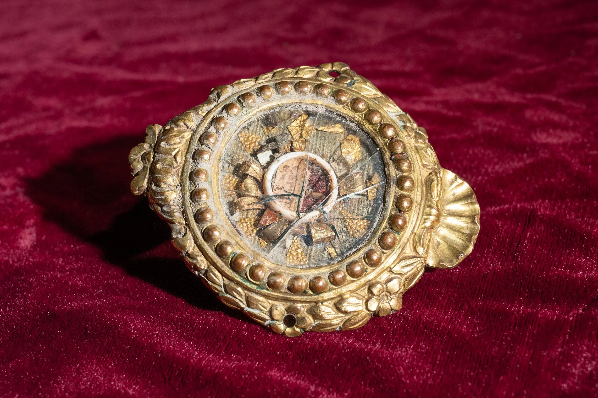18th Century - A 'Holy Thorn' from the Crown of Thorns, Set in Gold Foil and Bone