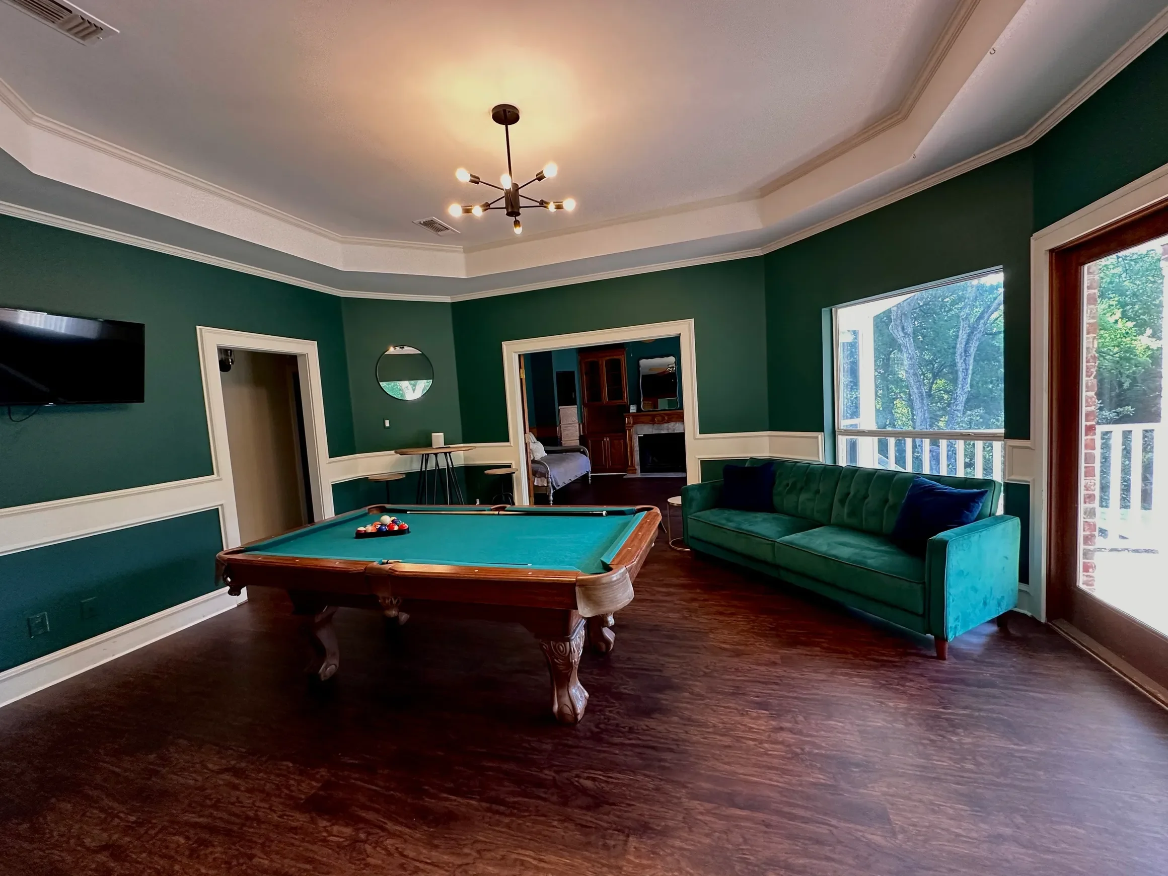 TX GREEN GAME Room.webp