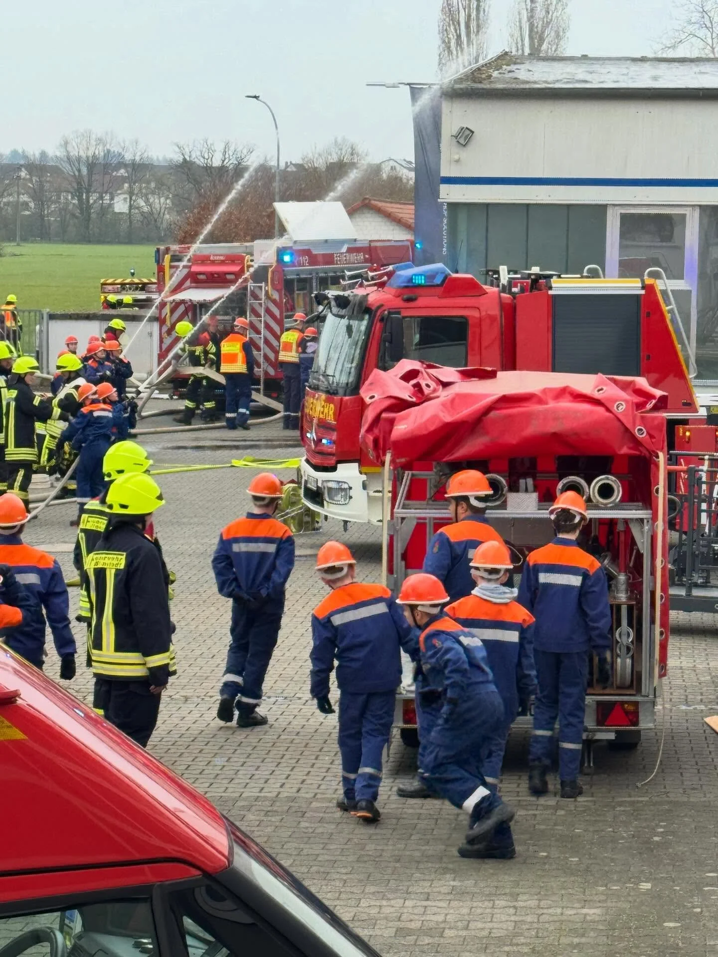 Gemeinsame &Uuml;bung der Jugendfeuerwehren Altenstadt und Florstadt auf unserem Firmengel&auml;nde 🚒🧯🔥Wir konnten eine beeindruckende &Uuml;bung der Feuerwehren bei uns vor Ort begleiten, bei der ein realistisches Szenario trainiert wurde, um opt