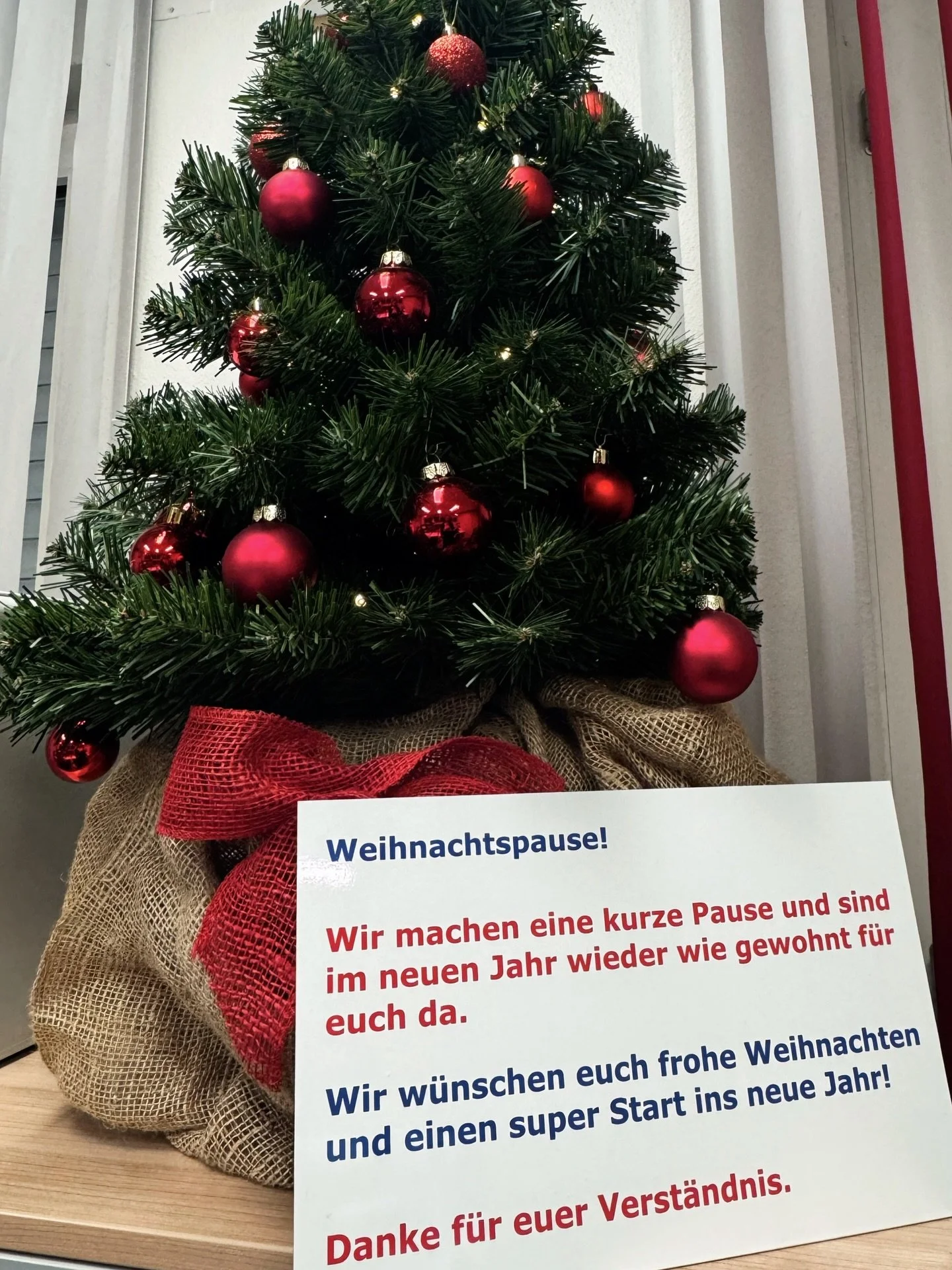 Wir bedanken uns bei all unseren Kunden und Partnern f&uuml;r das Vertrauen in diesem Jahr.
Wir w&uuml;nschen frohe Weihnachten, erholsame Feiertage
und einen guten Start in ein gesundes, erfolgreiches neues Jahr ✨