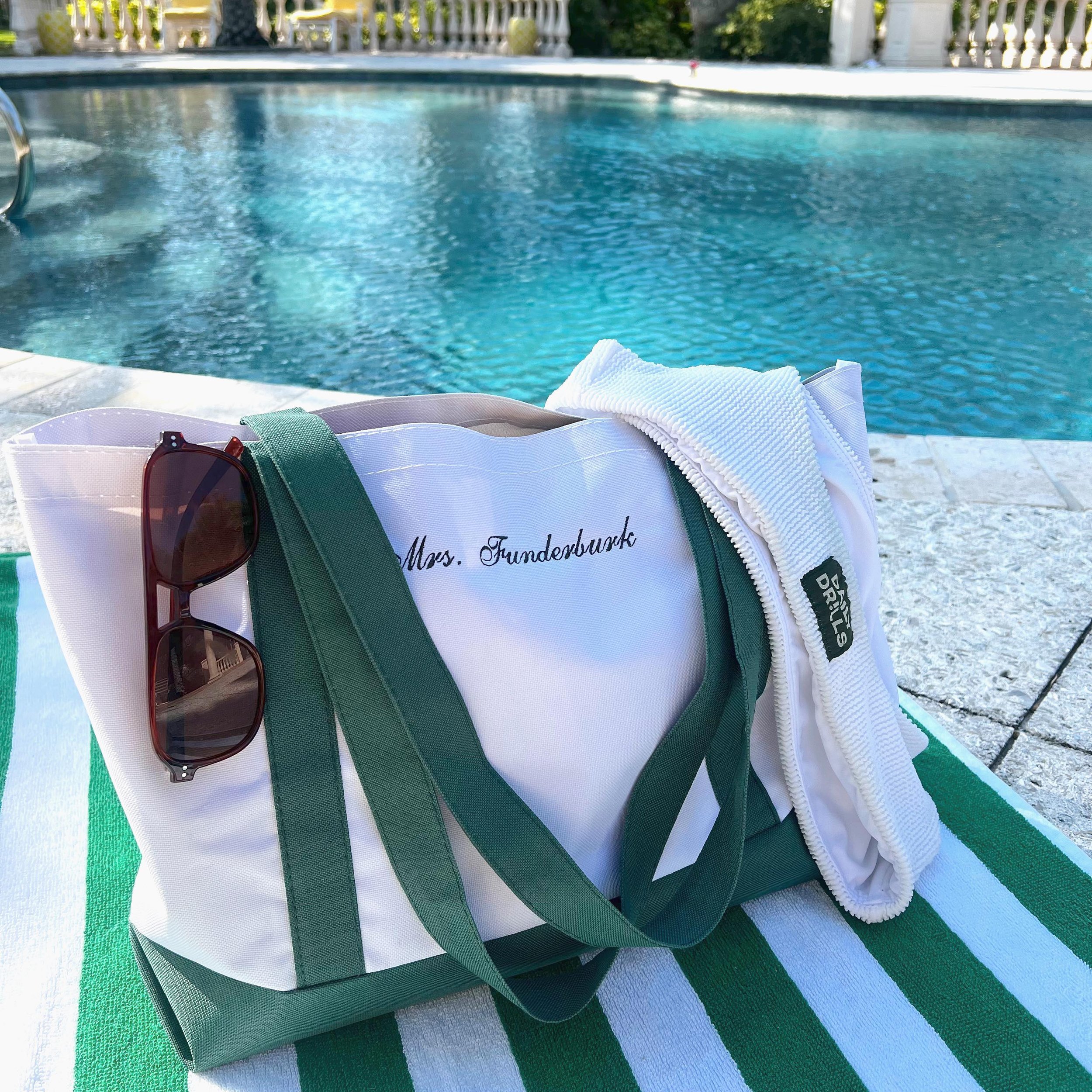 Cutest bag we ever did see!!! 👀🌴👙 Have a tote you love!? We can embroider for bridal parties or your new last name! 🤍