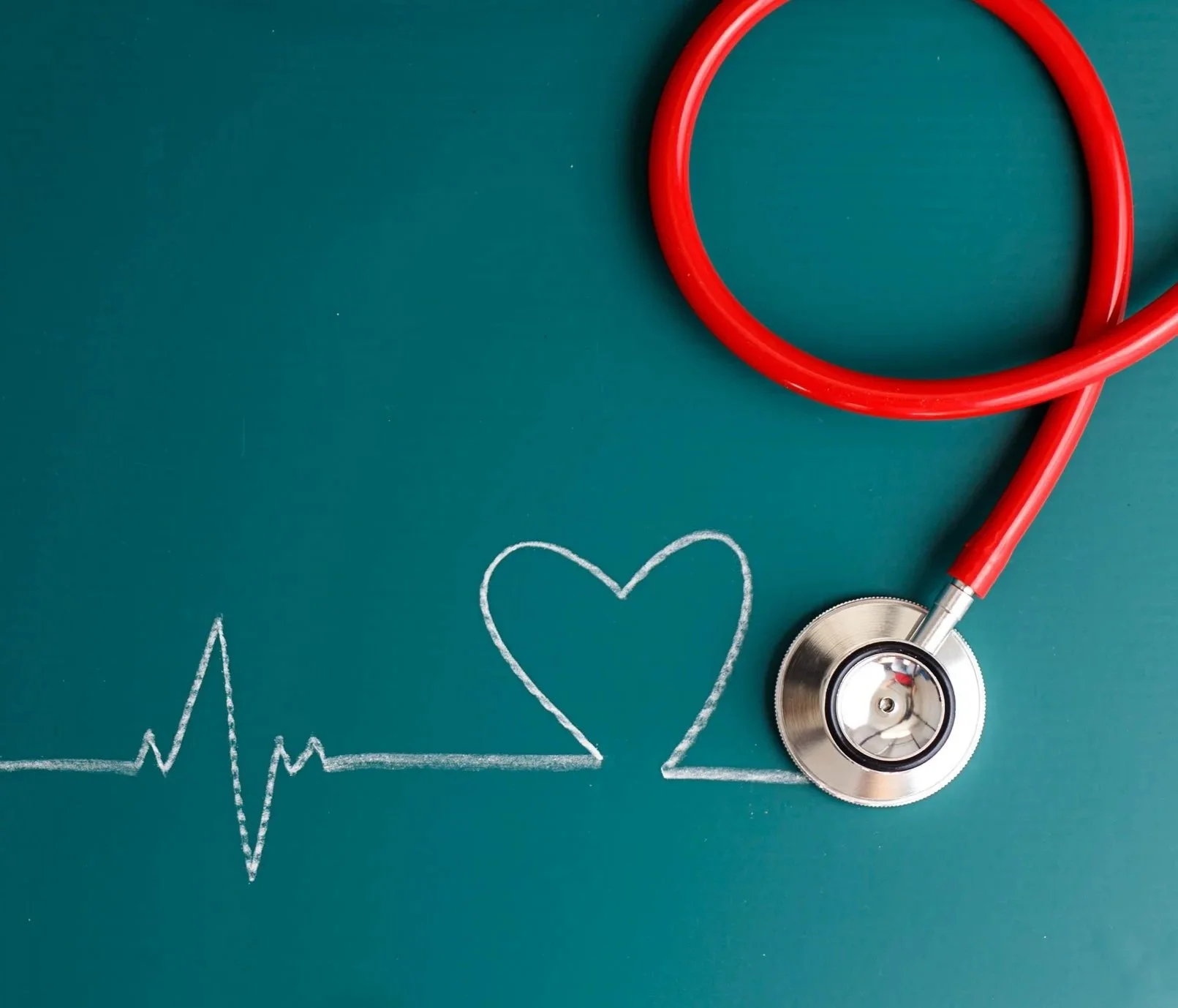 vecteezy_top-view-of-stethoscope-and-heartbeat_8345345.jpg