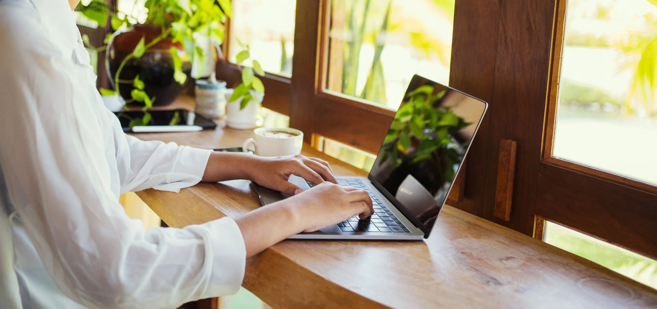 vecteezy_close-up-of-working-woman-s-hands-using-laptop-computer-at_38516256.jpg