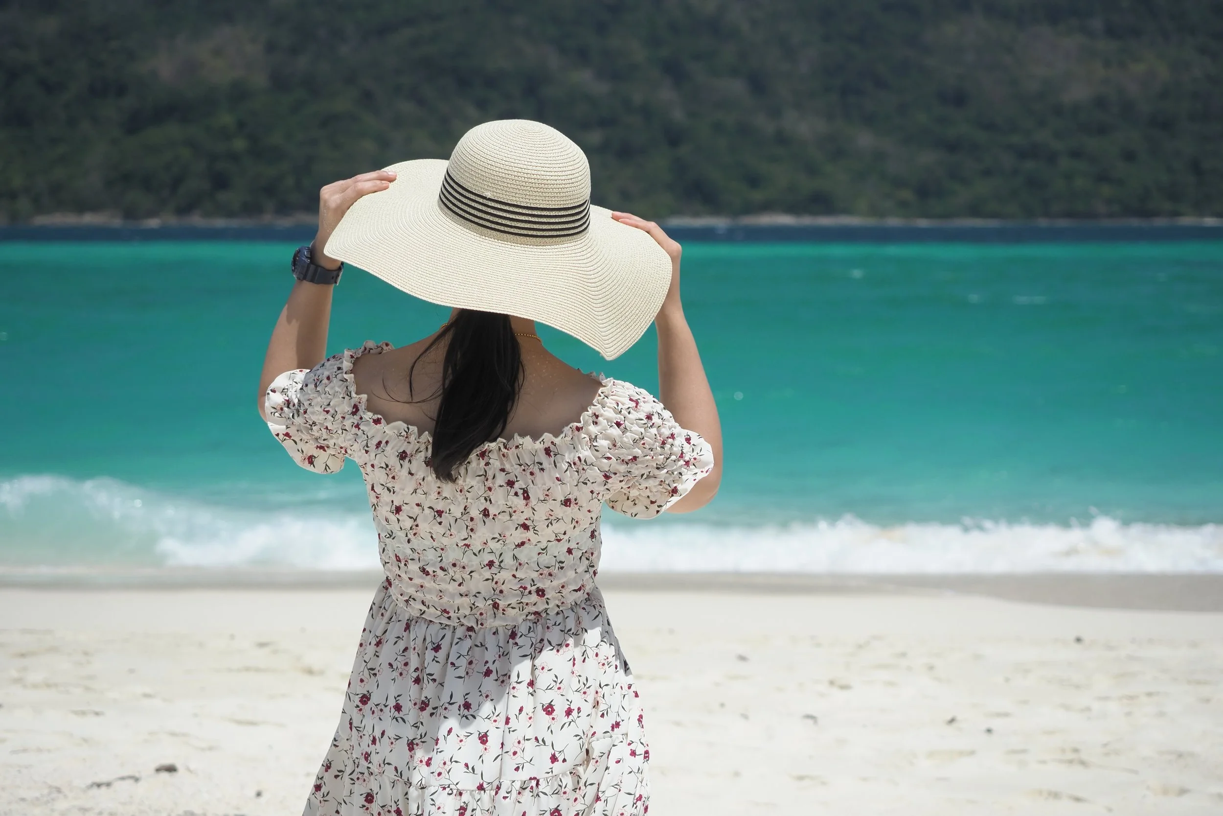 vecteezy_woman-on-beach-in-thailand_7069657.jpg
