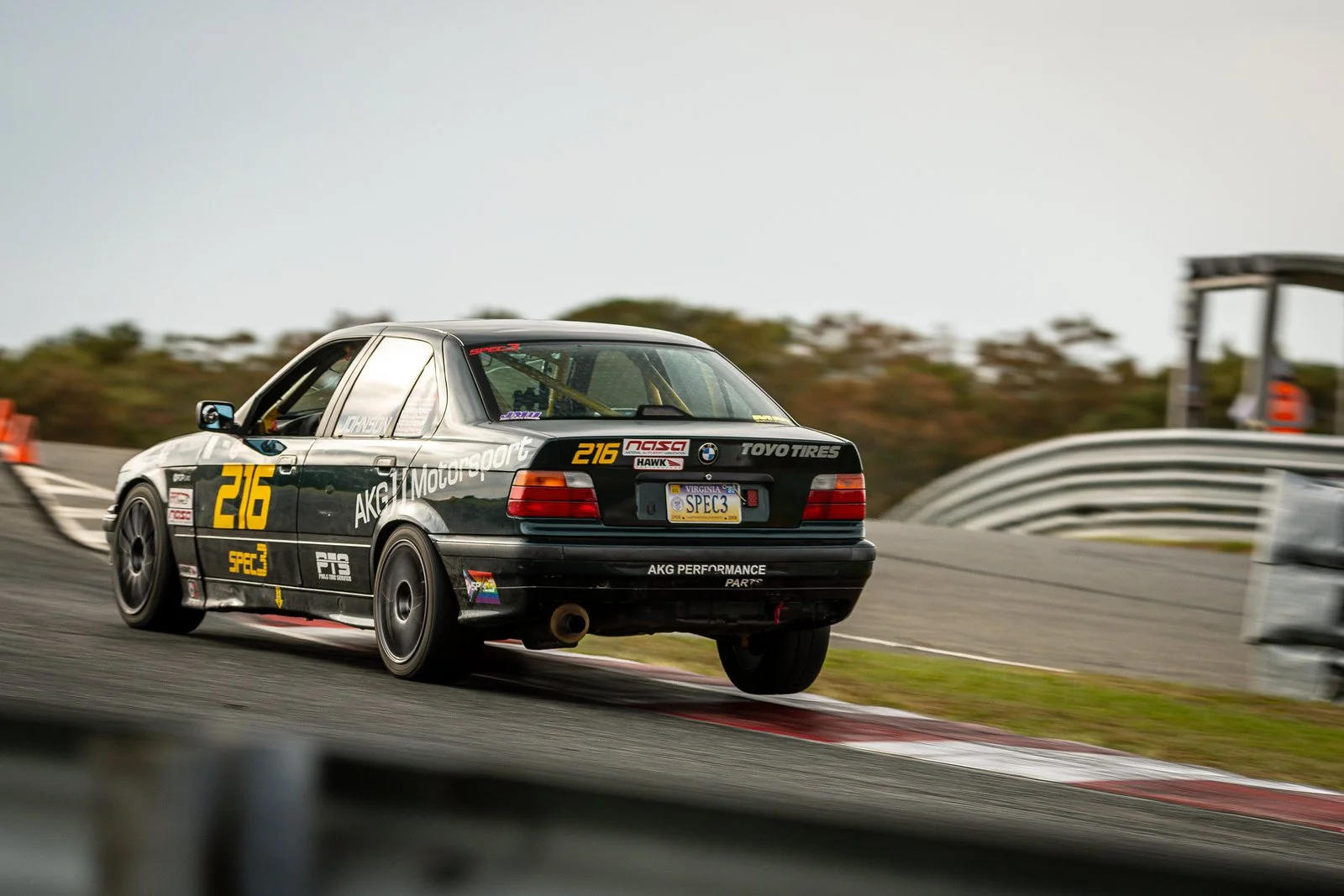 Why use 4 tire when 3 do trick?

Photo: WindShadow Productions