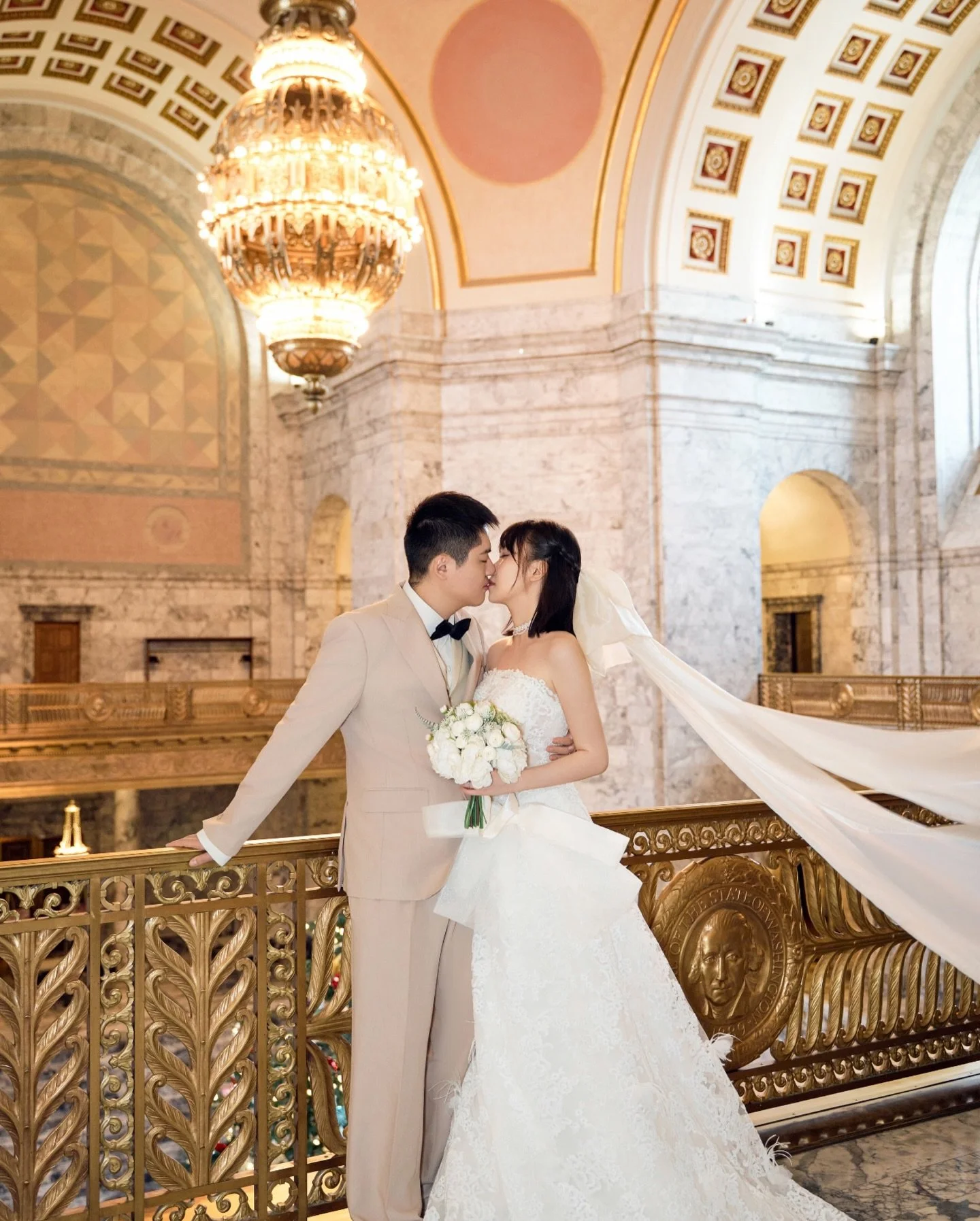 We&rsquo;re completely in love with this Olympia courthouse moment 🤍

A grand hall with soft holiday glow inside,
gentle winter sunlight outside, warm, and effortless.
And their pup, dressed up and right there with them 🐶
Turns out your very first 