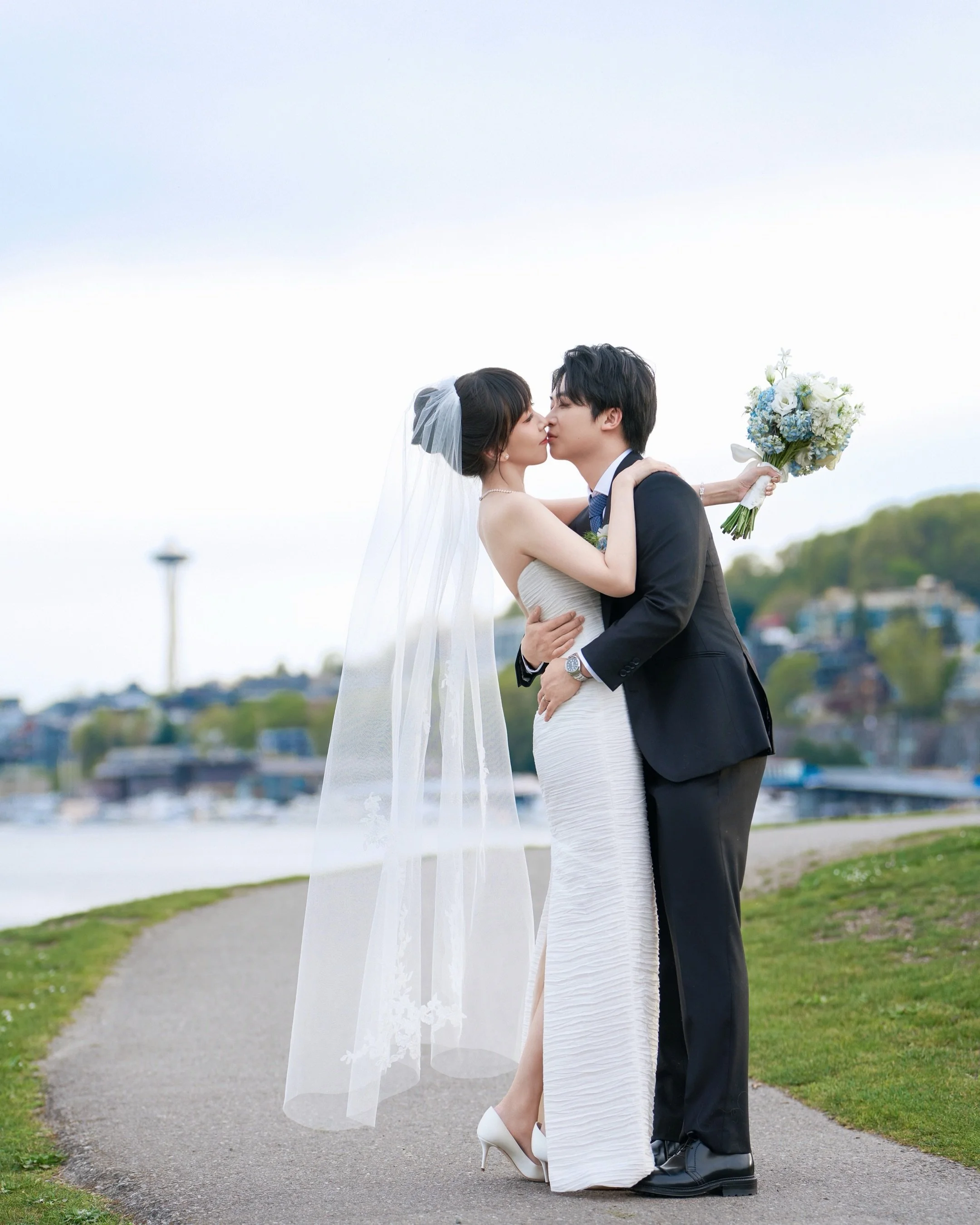Seattle courthouse wedding day, told like a love letter to the city.

Their story began at Gas Works Park, where the lake breeze moved through her veil and the Seattle skyline stretched quietly behind them. The Space Needle stood in the distance, the