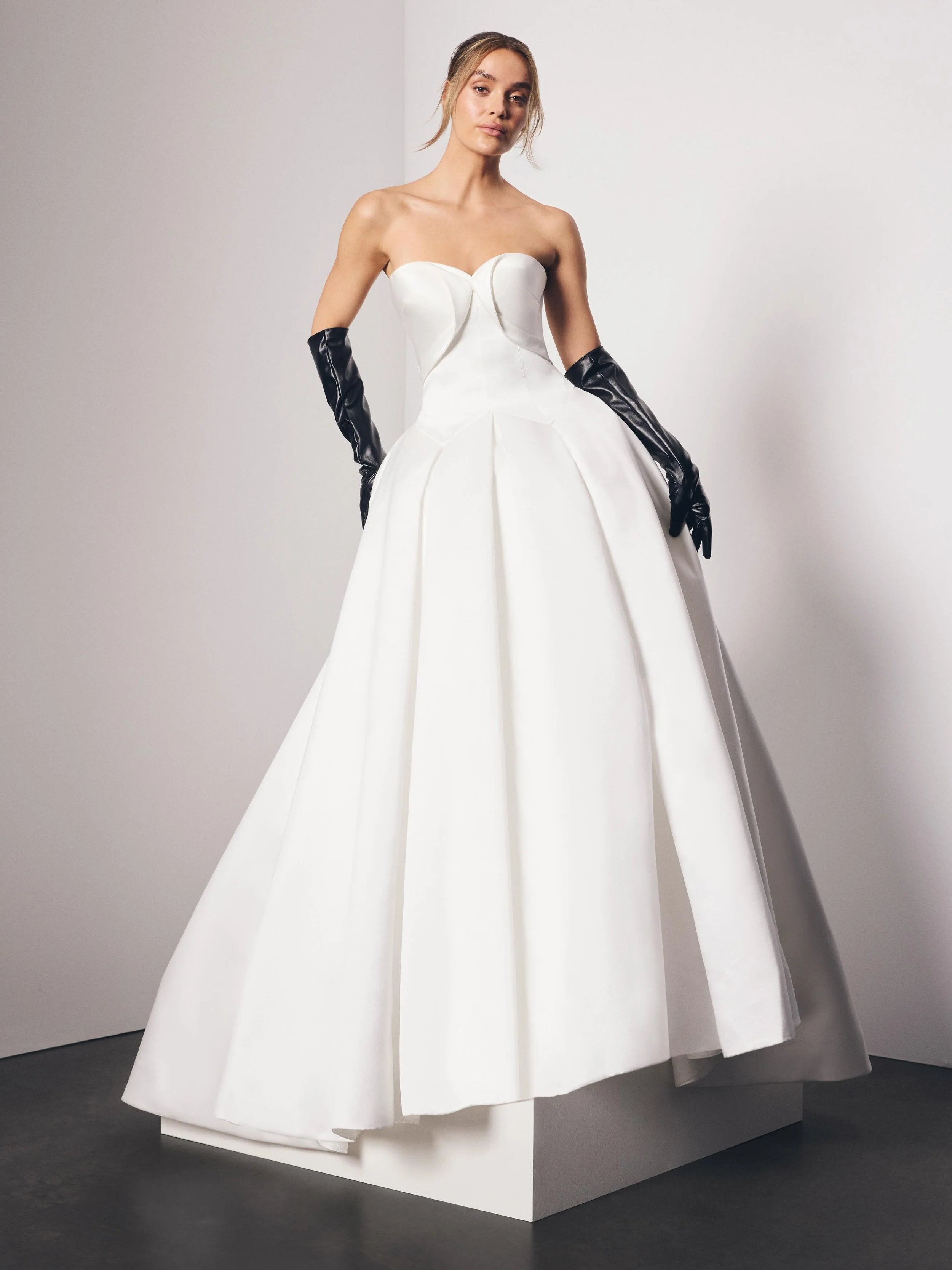 Vera Wang Cleo: A masterclass in quiet luxury. 🤍

Clean, sculpted, and quietly dramatic &mdash; with a corset bodice that gives structure without feeling sweet, and a full skirt that falls with real weight.

Cleo is all about quiet structure: a scul