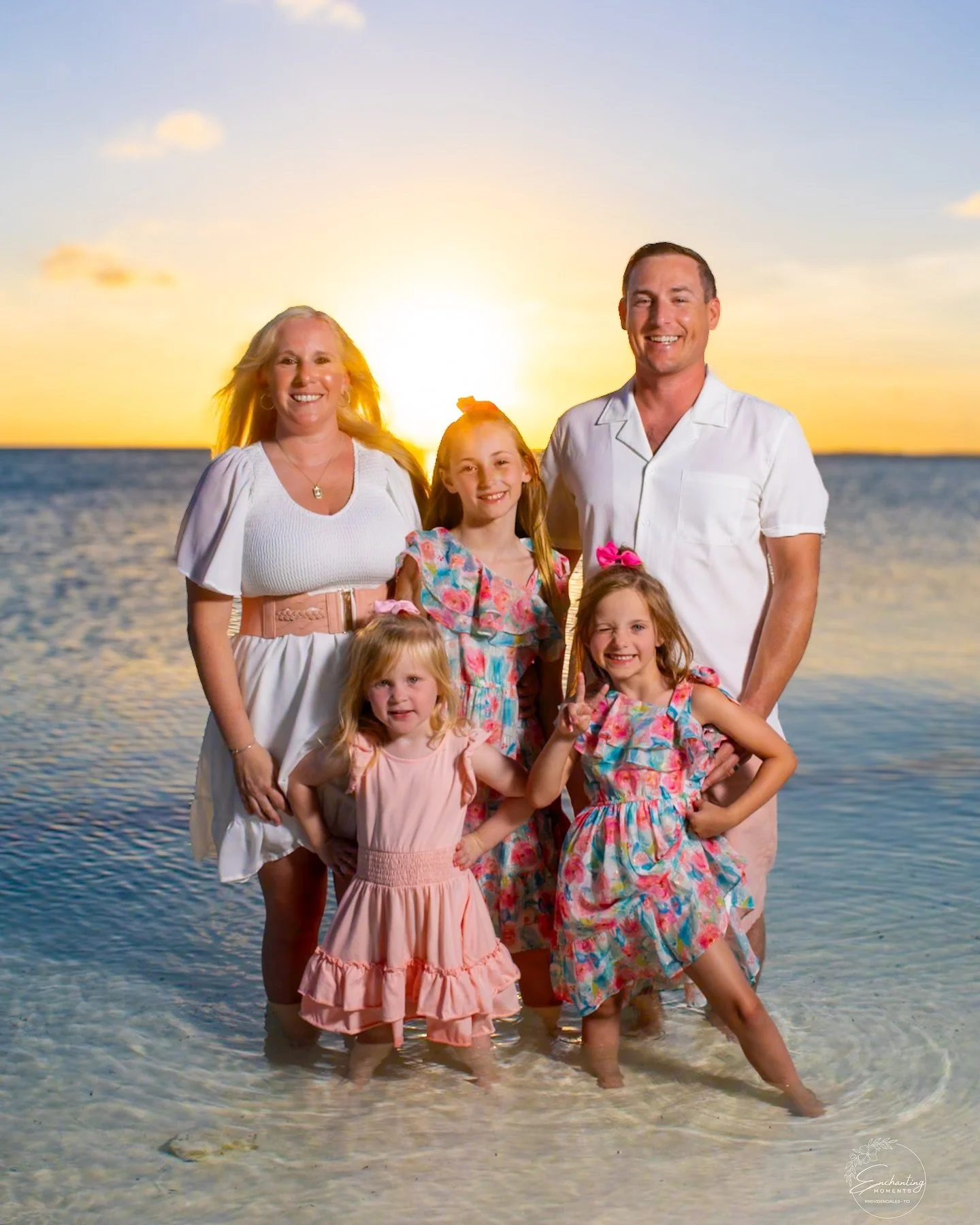 You can&rsquo;t beat the sunsets at Taylor Bay Beach this time of year. 
This adorable family of five was such a pleasure to shoot, can&rsquo;t get enough of these sweet smiles! 🥹🎀🌅
#TurksAndCaicosPhotographer
#TCIPhotography
#TurksAndCaicosWeddin