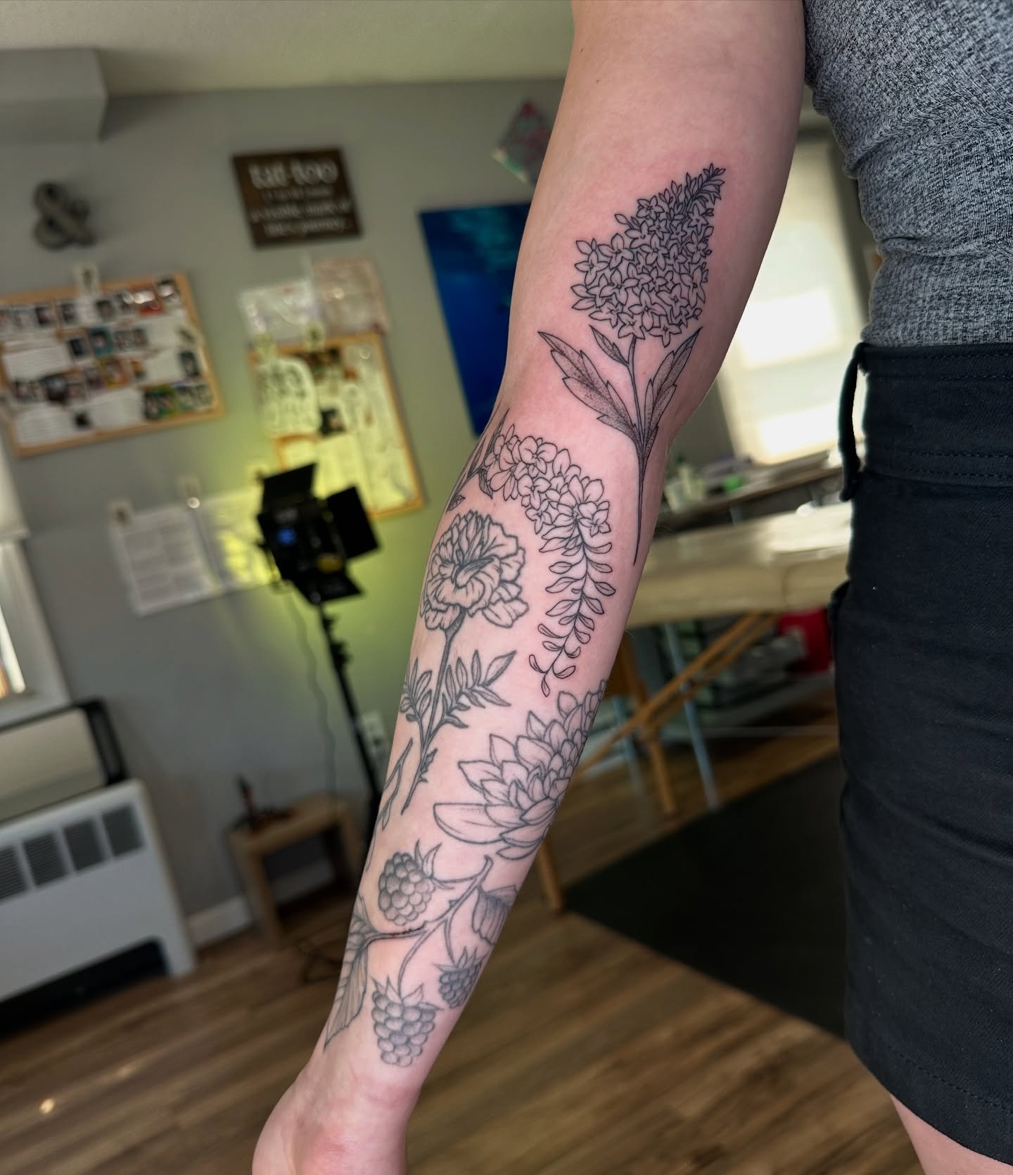 🪻🪴A half sleeve grows 🌿🌱

Added three new flowers to Collette&rsquo;s floral arm I started two years ago! We&rsquo;re going for a pressed floral look , each one in their own space, and I love them so much! 💜

Thank you for the trust always. I lo