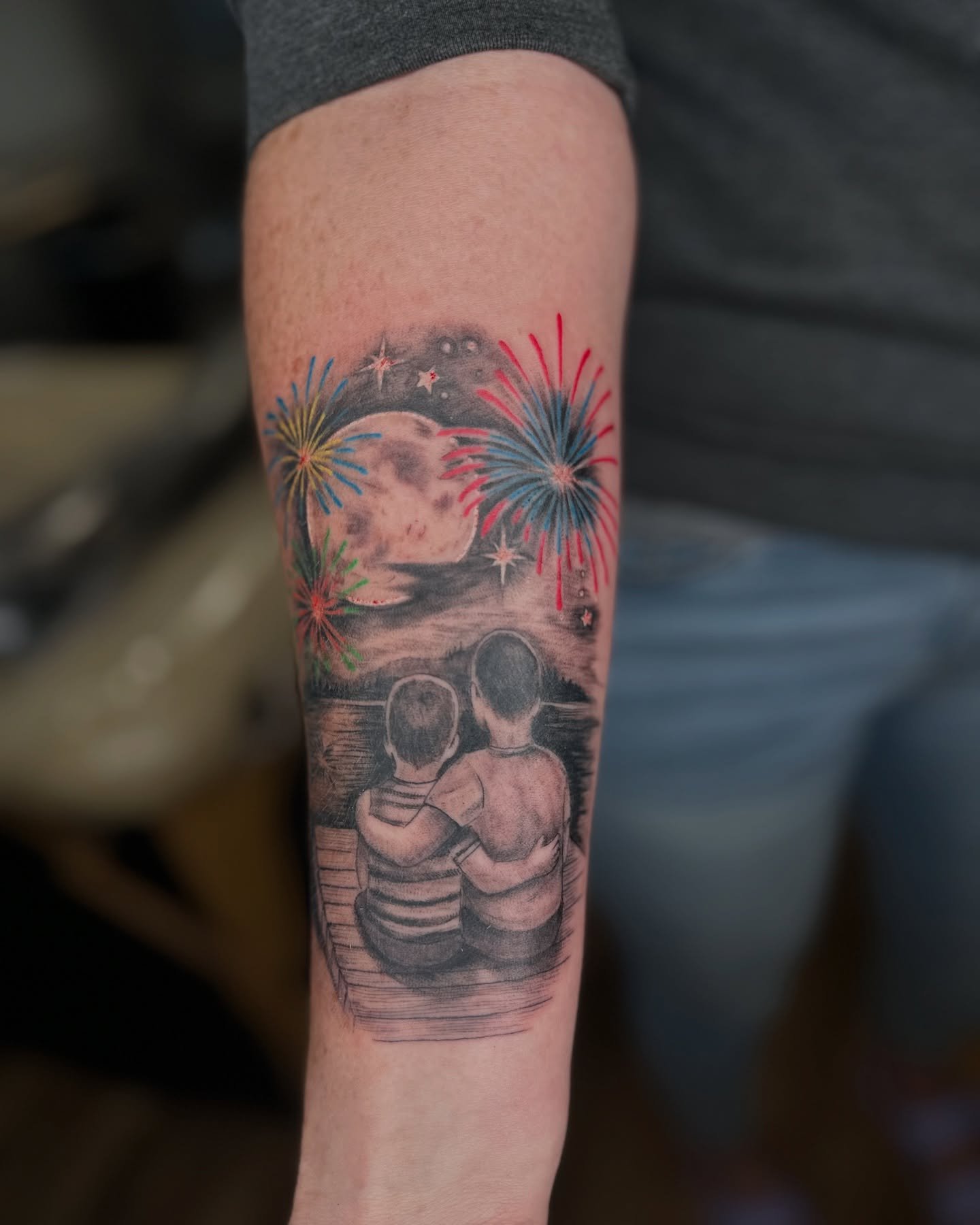 Her boys 🌕🎆
I love a challenge and I love being a versatile tattooer!
That’s why I had so much fun creating this black and grey photographic realism piece with colorful fireworks. What a pleasure creating something like this.
Thank you ?