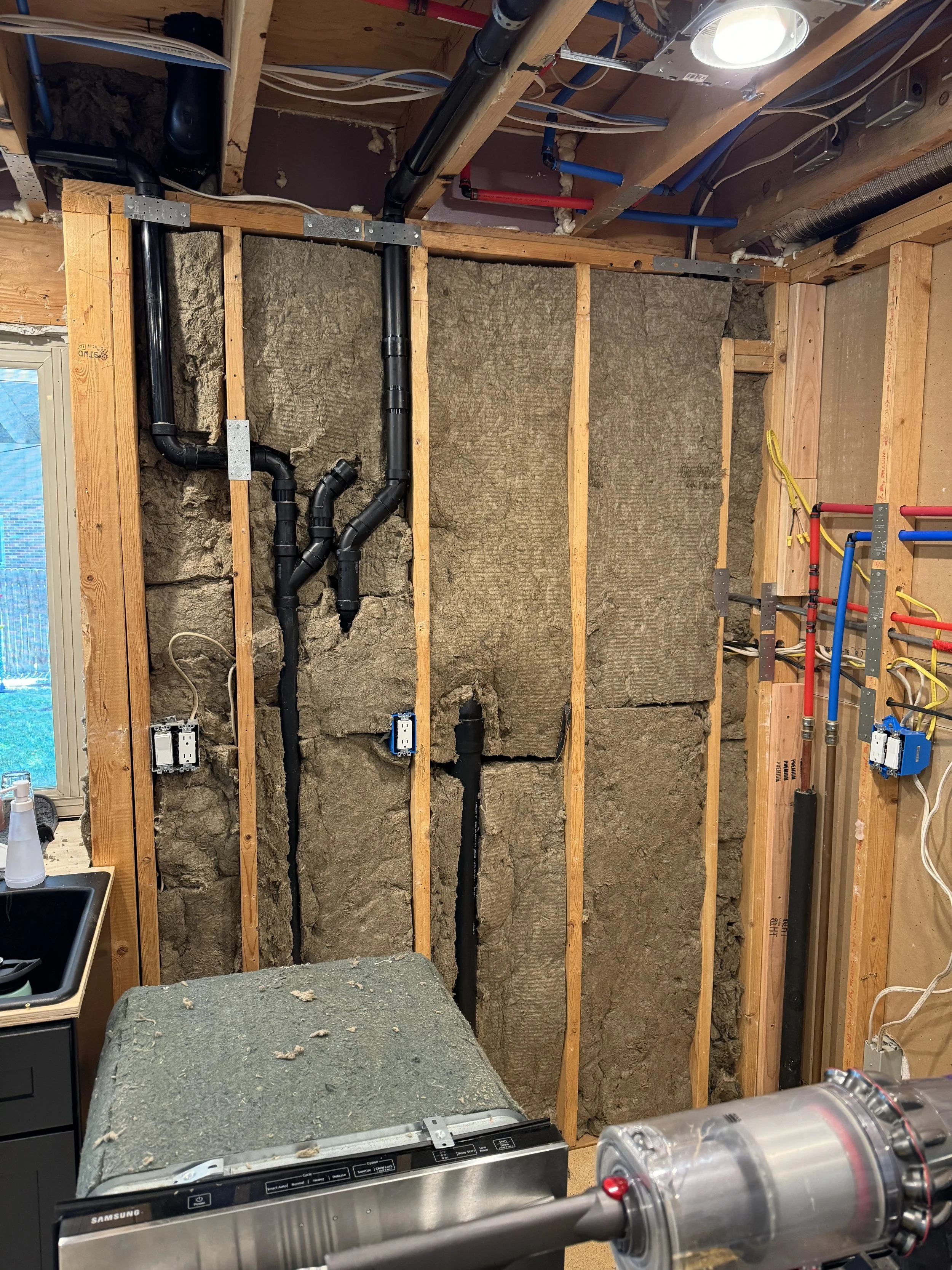 And there we go!  All insulated, and ready for sheathing.  :)