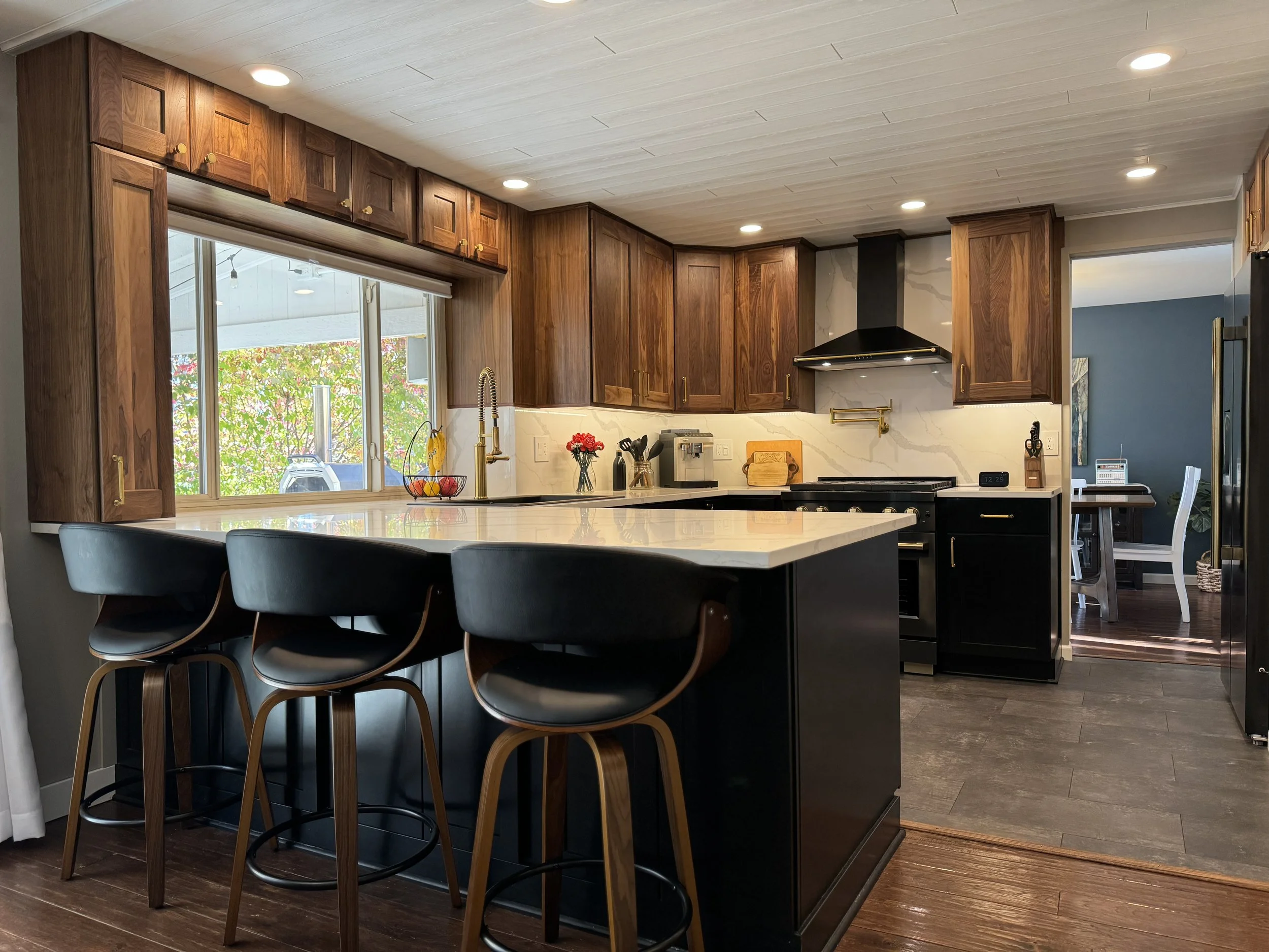 Until one day... it was done!  I then finished up the trim work around the cabinets, and TA DA!  New freaking kitchen.  I LOVE the way it turned out.  :)