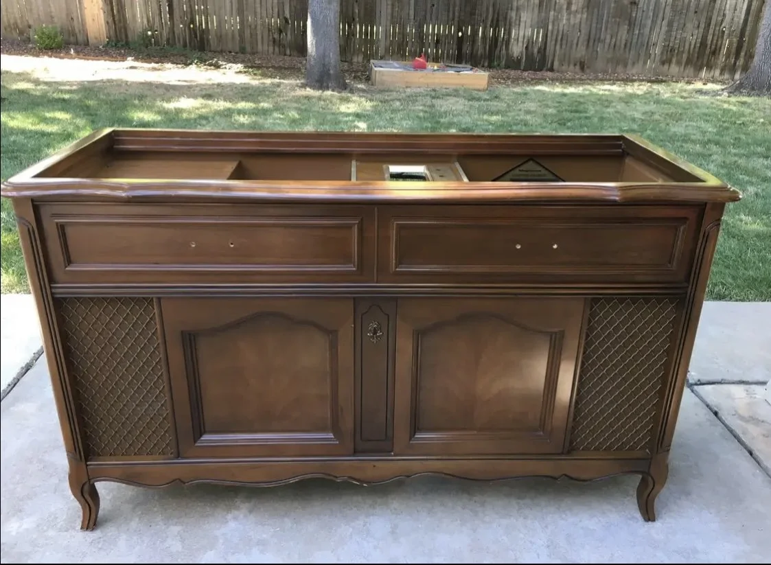 I absolutely LOVE the sound of this vintage stereo console! It's a 1964 Magnavox Astro-Sonic, with hugely efficient 12" woofers and 10" horn tweeters. I connected my iPod to the AUX input on this thing, and it seriously rocked the house! They knew ex