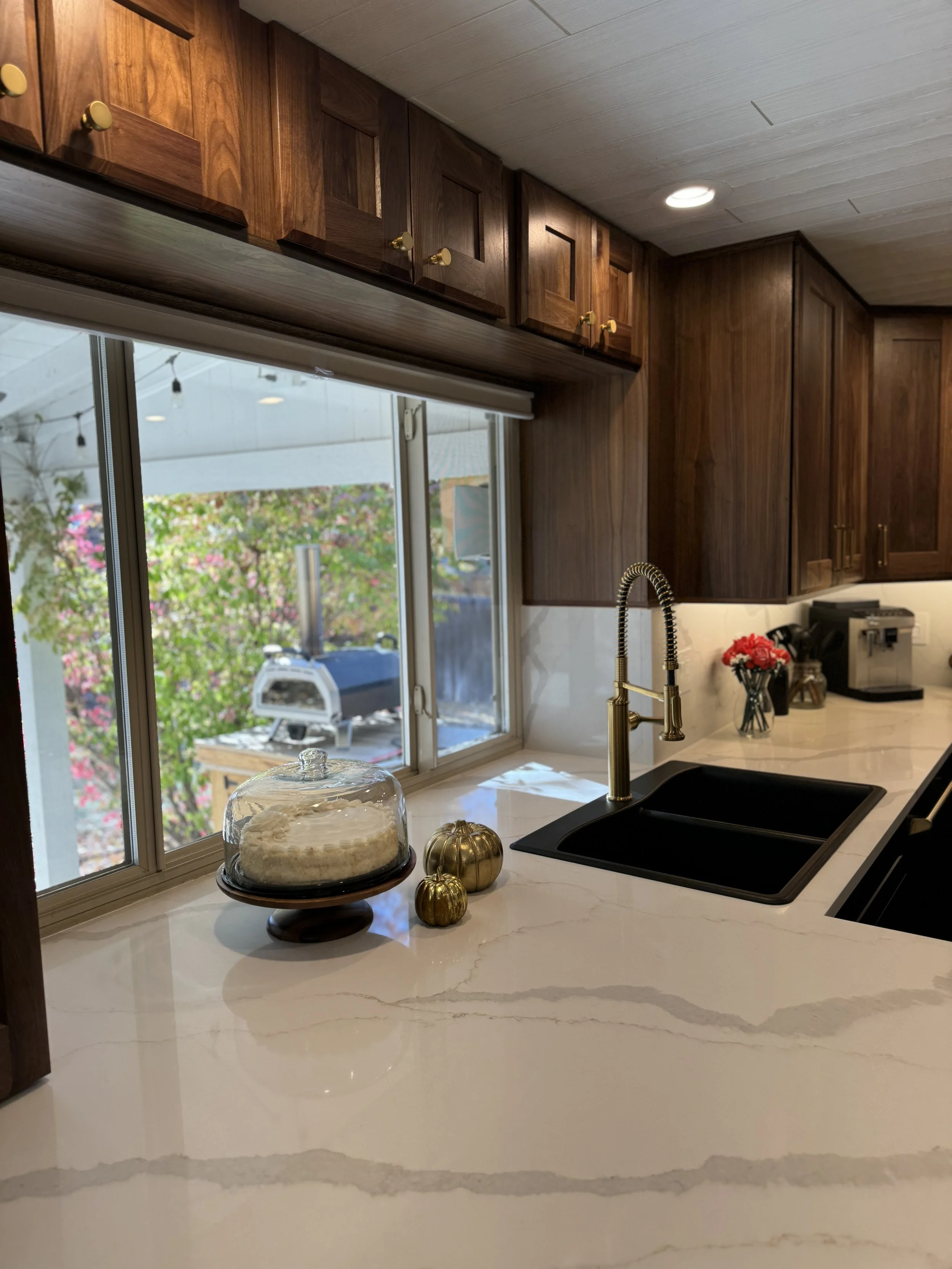 There's my trusty pizza oven outside... these windows can function as a passthrough now, too.  :)