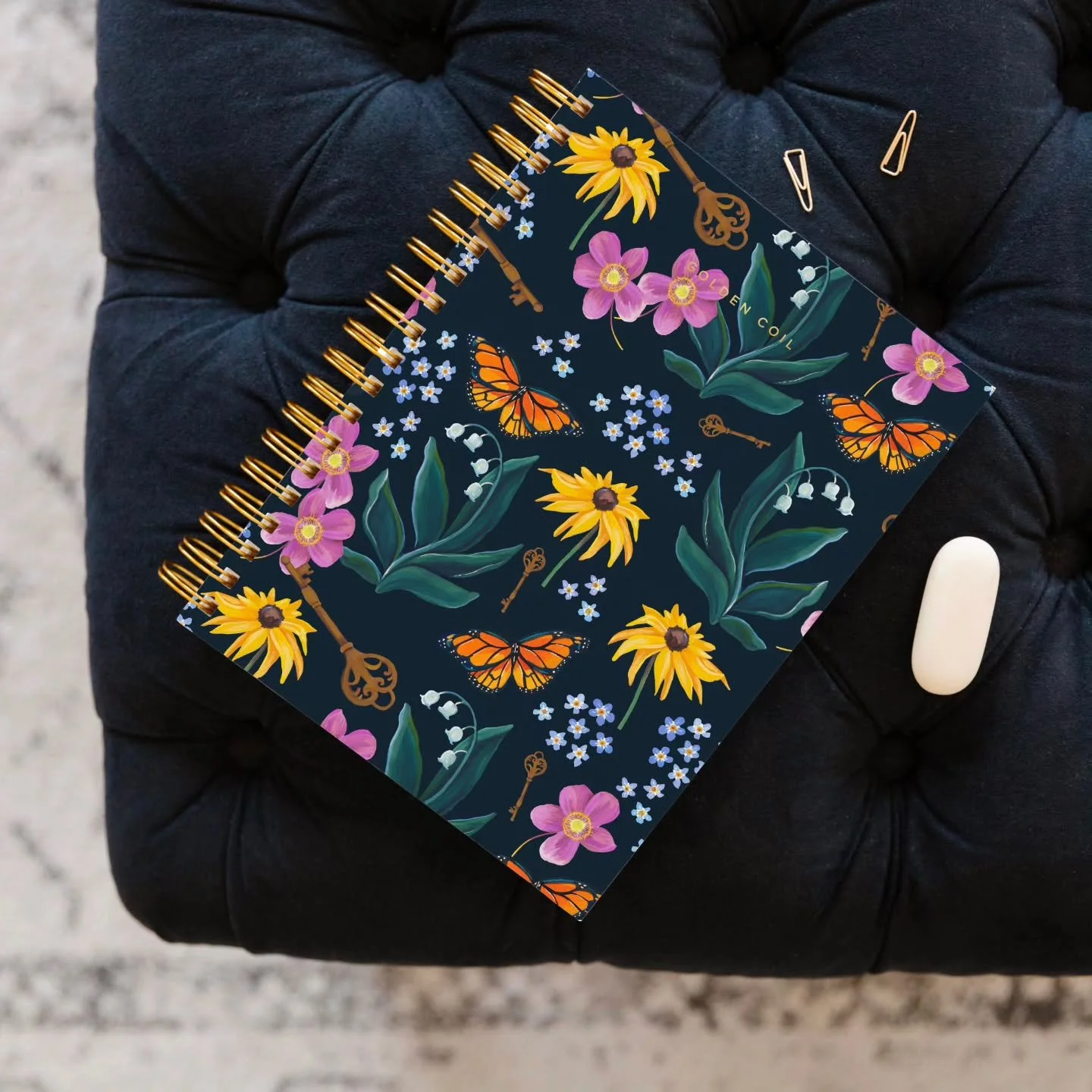 Notebooks and planners are my favorite stationery products! I love the feeling of jotting down ideas, quotes, sketches, and planning my week! ✨️

Painted with traditional gouache are just a few of my garden favorites, I added these motifs from in per