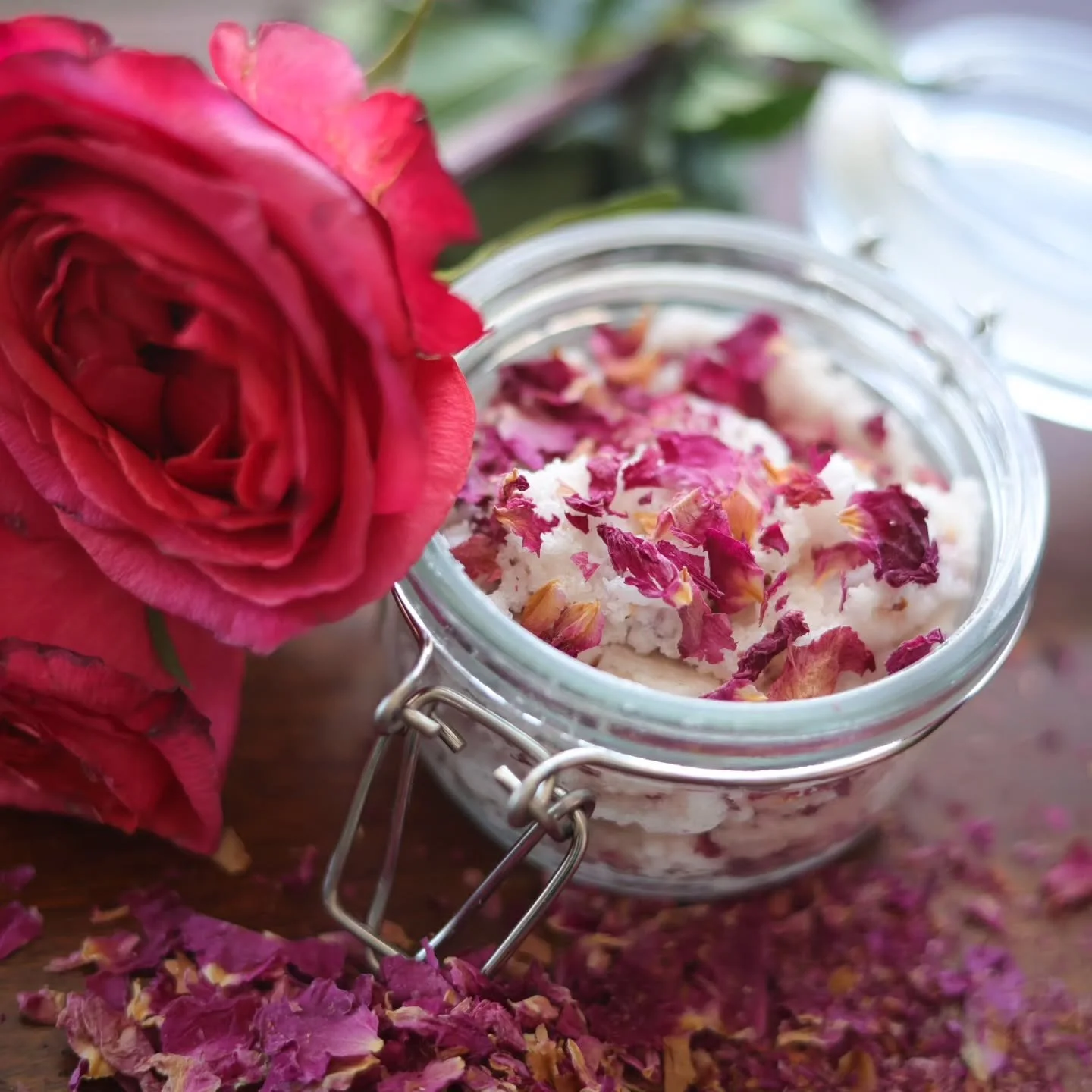 Happy Valentines Day 💝 
.
A self care recipe for you🎀

Indulge in a self-care routine with flowers to accompany. 🌹
This rose honey sugar scrub is sure to create a shower or bath routine to help ease the discomfort of dry skin. And it&rsquo;s custo