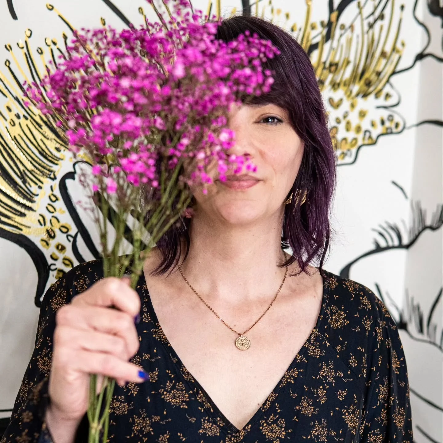 Sharing ideas and really messy behind the scenes of my book project on Substack ✨️
I dive into how it started, the mess in the middle and where the book project is currently! Link in my bio🤗
.
Photos of just a few of my garden friends who've helped 