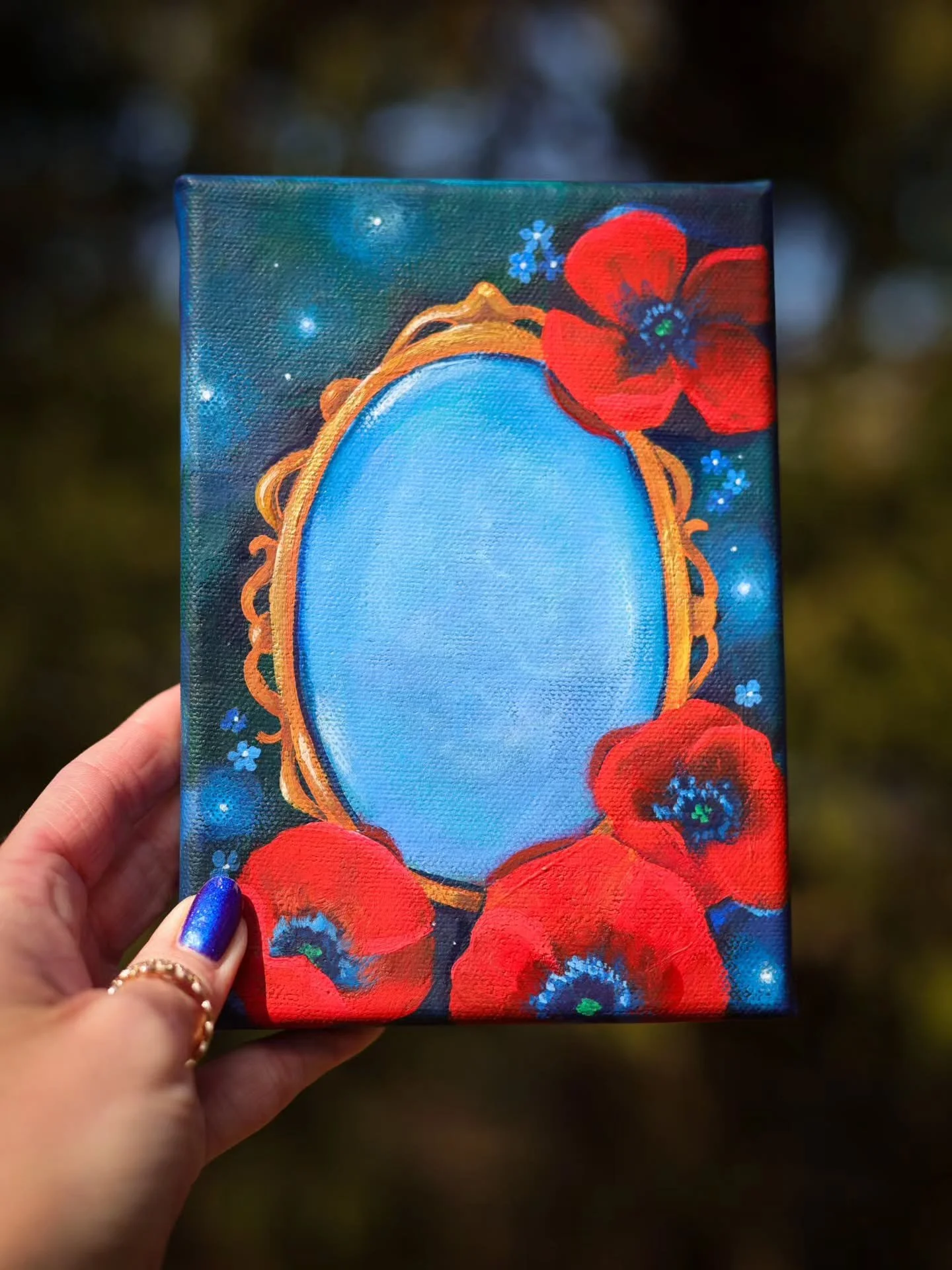 Looking Glass 🪞 &hearts;️
.
Vintage mirror, poppies and forget me nots with a bit of gold sparkle! 
.
Inspired by catching the morning Blue Hour on Friday which looked amazing, Spring Things and "Through the Looking Glass" 🪞&hearts;️ 📖