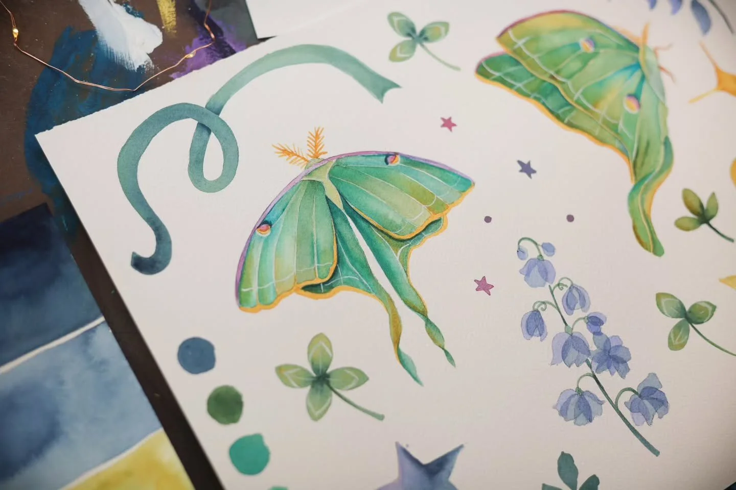 I've been enjoying watercolors again these past few days! Its always nice to switch things up! It keeps my mind happy and intrigued!  Here are two lunas to go with my OG luna moth! Along with clovers, ribbon,stars, leaves and Larkspur!

I used the co