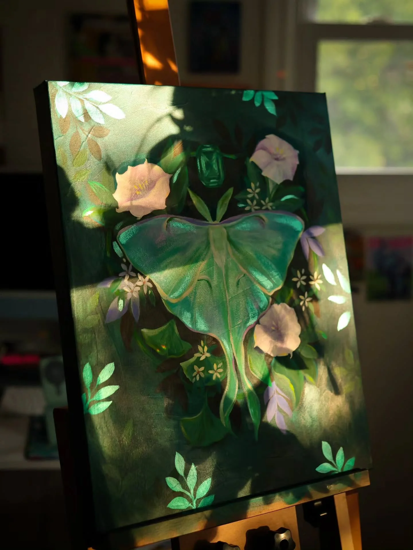 This Emerald Queen is finished! And oh wow, I walked up to my studio yesterday evening to grab something and gasped at how beautiful the light what just making her glow! ☀️💚
.
This painting has changed throughout the day with different lighting and 
