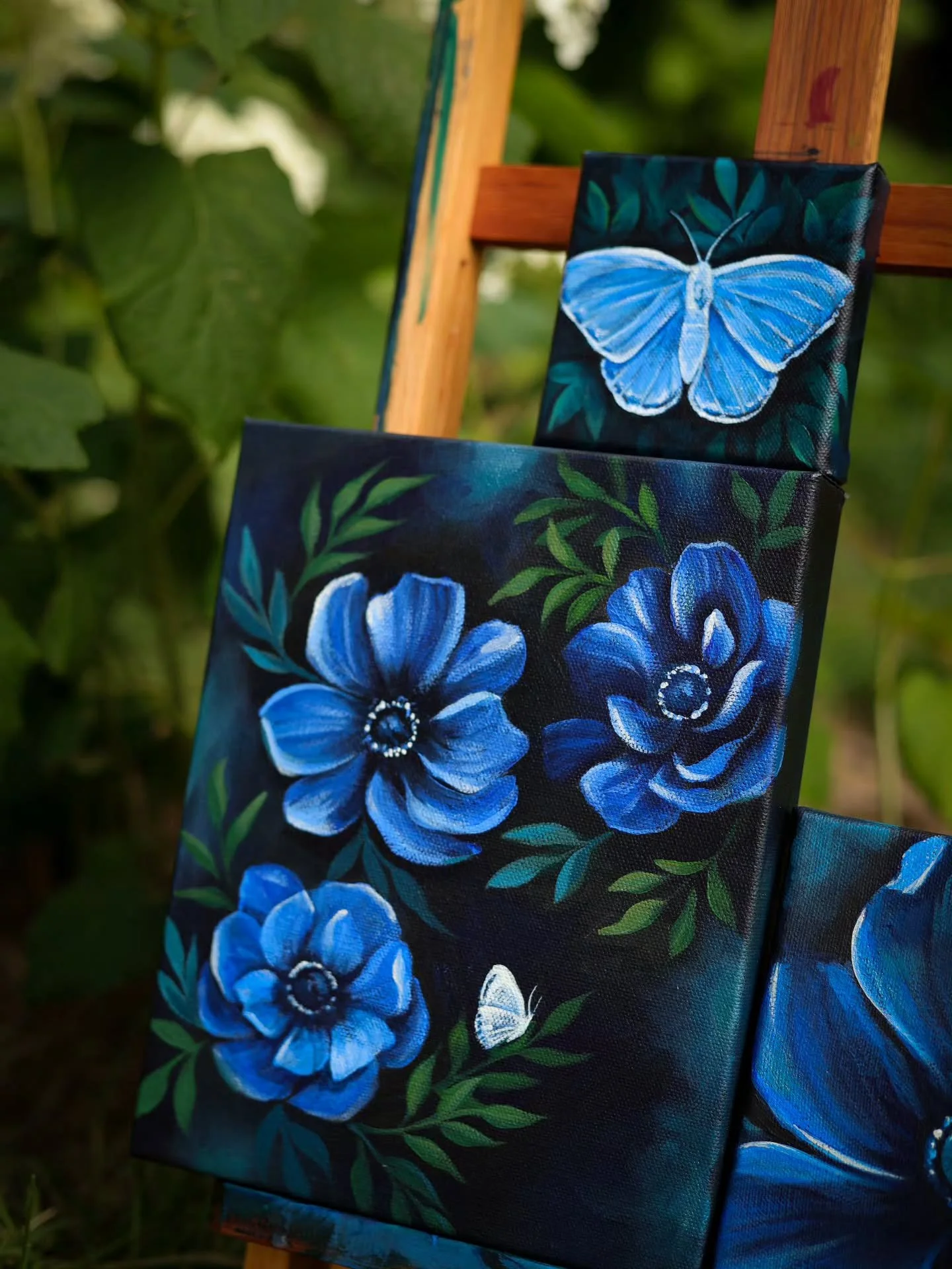 l'heure bleue💙🦋
.
New painting series in progress 💙
.
.
#blue #prussianblue #ultramarine #anenomeflower #summerazurebutterfly