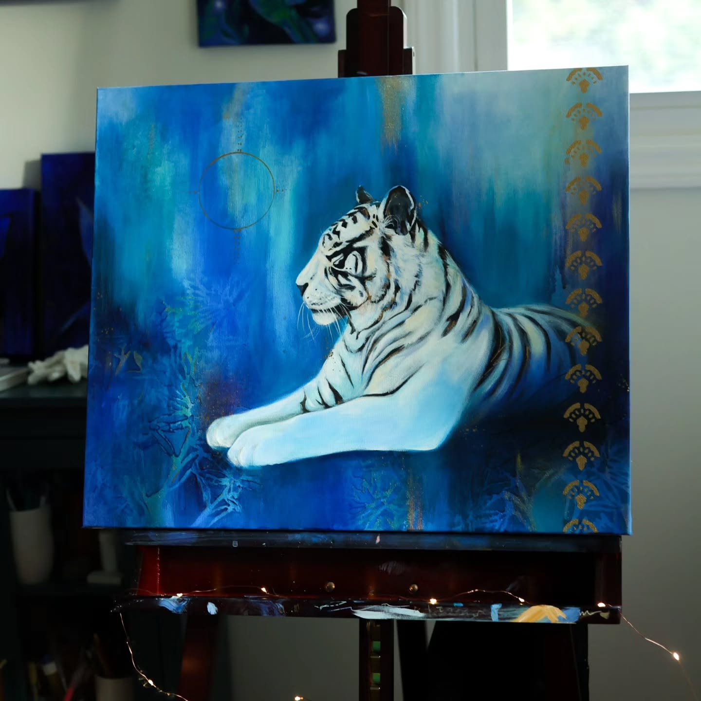 ✨️🐅

In my next newsletter I'm sharing a few extra behind the scenes and an update on my first beachy scene painting!💗🌊
.
And this lovely lady will be ready for her new home this week!✨️🐅