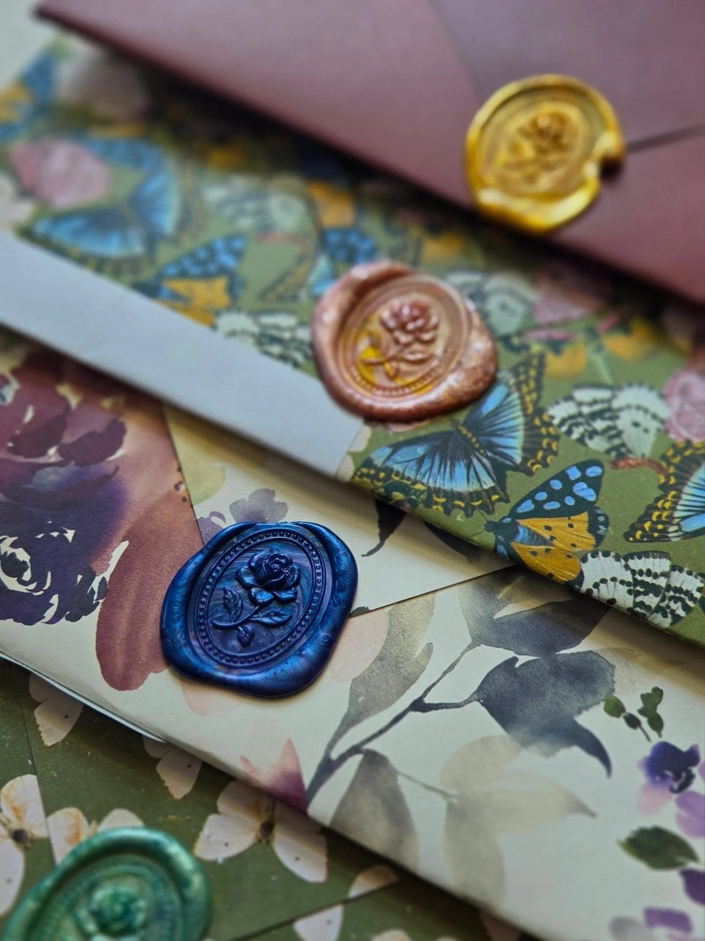 Each month I curate mail for my greeting card club, and I add in a hand written letter. But in the past months I couldn't seem to find paper I liked that went with the vibe or was small enough to fit into the envelope. I tried something new, I used a