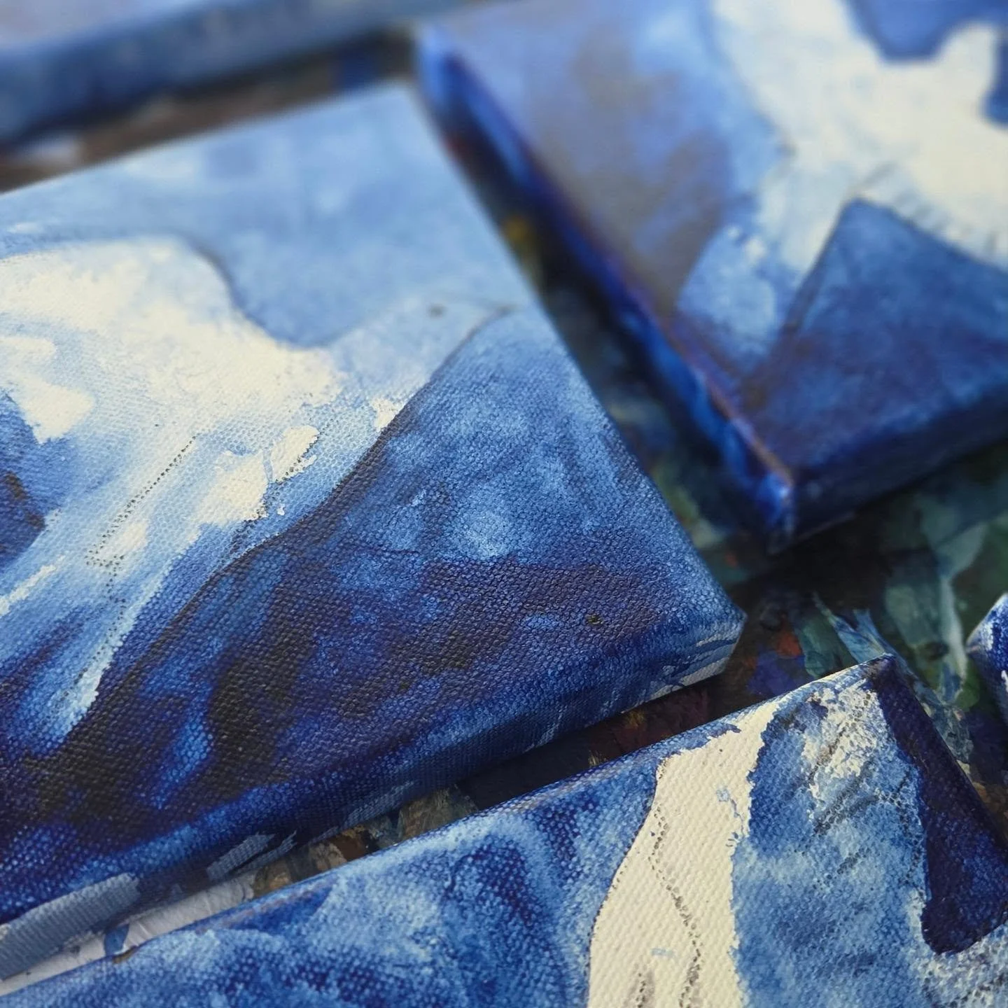 A little Sneak Peek of my Holiday Collection✨️💙
.
.
Can't wait to share more with you🩵