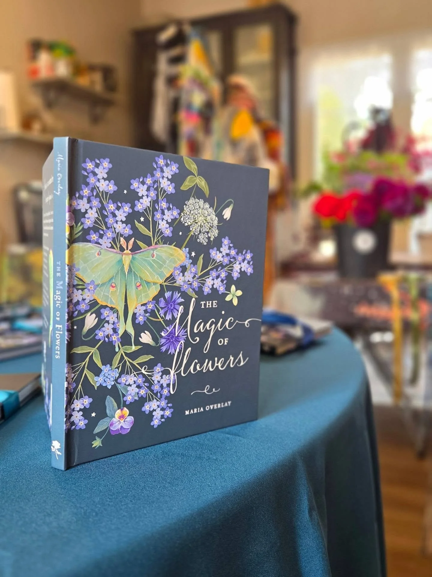 Huge thank you to Jayde and staff at @piecesofjayde for having me this past Saturday at the Shoppe for a Pop Up Book Launch! Everyone was accommodating and kind, and I loved meeting everyone and sharing this amazing project with you!
.
And @hickoryhi