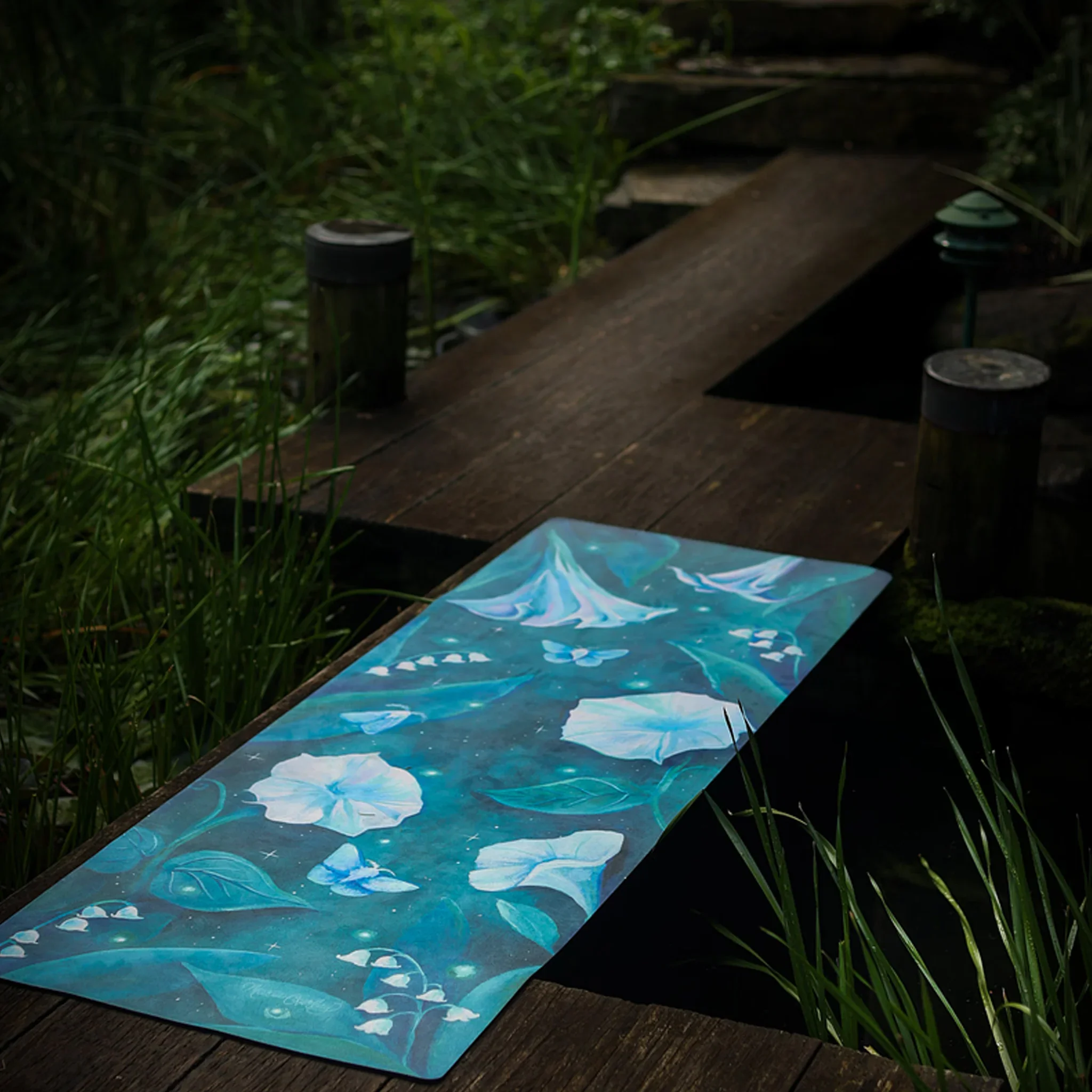 Big raven yoga mat