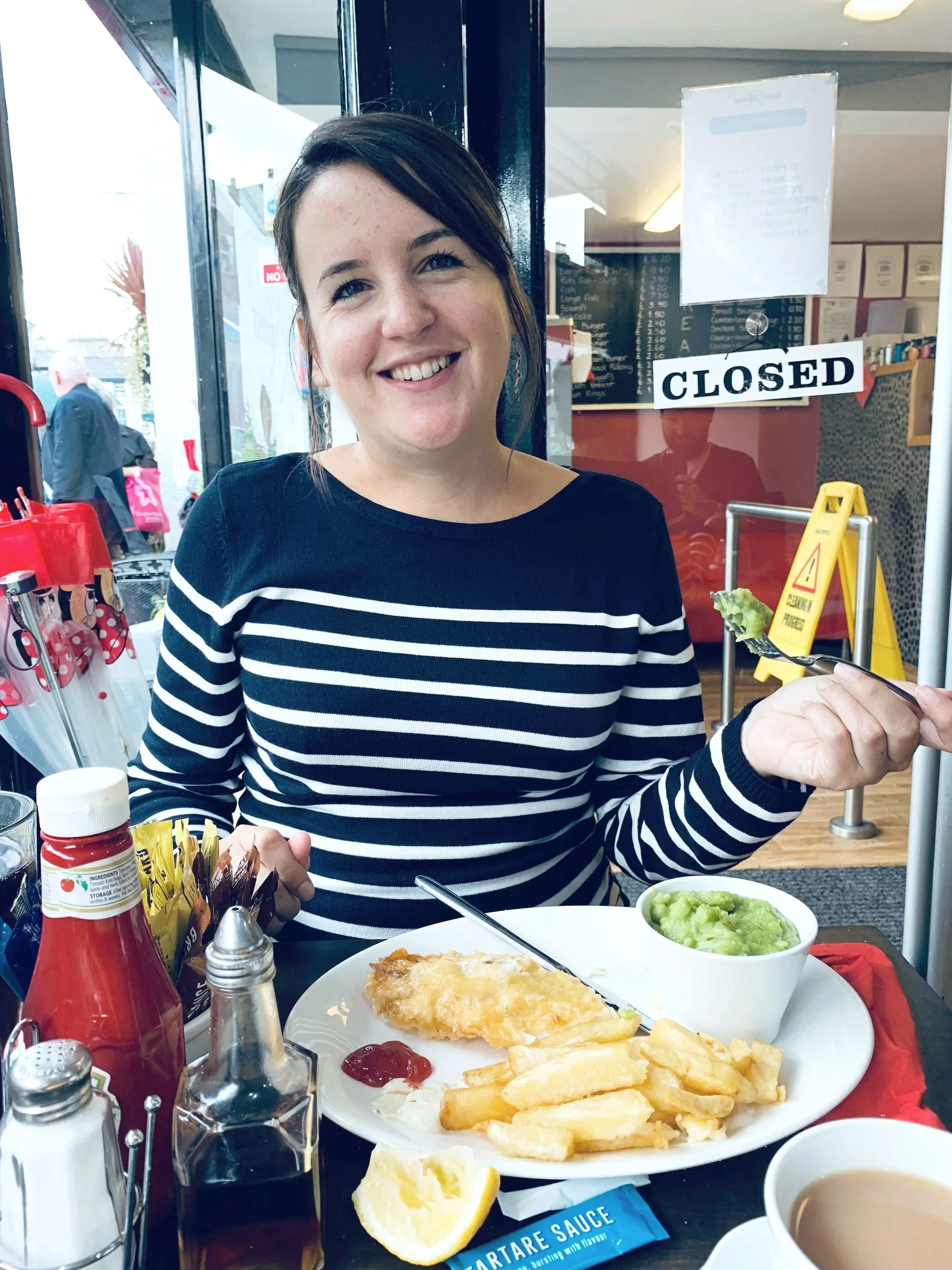 Joanne beim klassichem "Fish 'n Chips" Lunch in England.