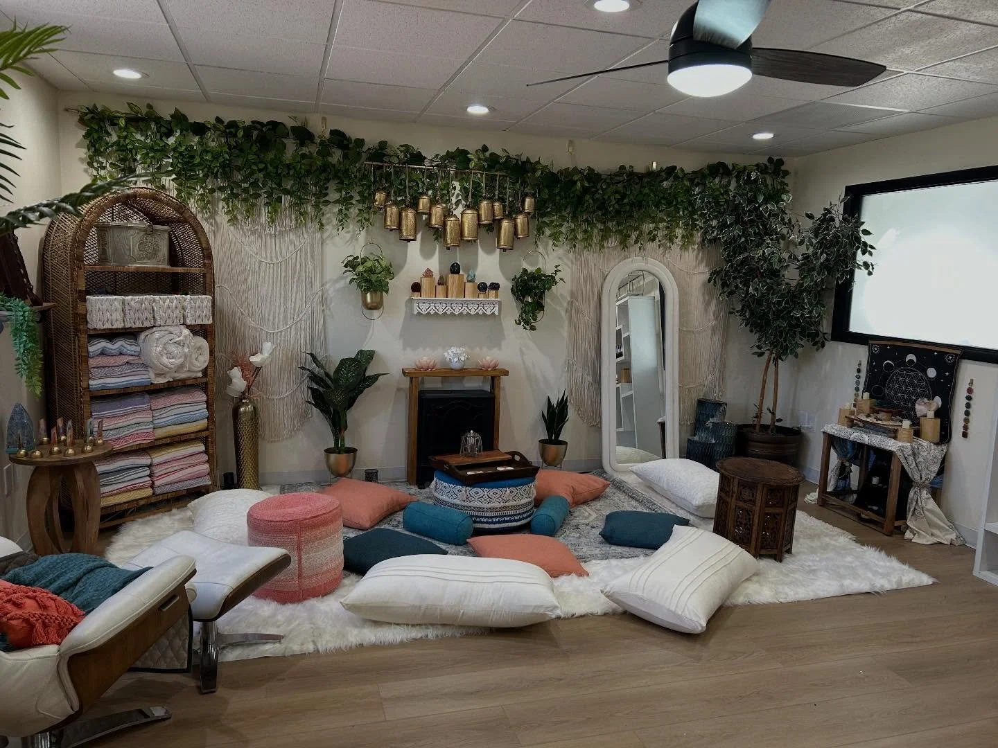 ✨ BEAUTIFUL HEALING SPACE FOR RENT | MOVE-IN READY 3/1 ✨

Step into a serene, fully furnished healing space designed to support your practice and your clients.

This spacious 400 sq ft private room is conveniently located in Central Phoenix, less tha