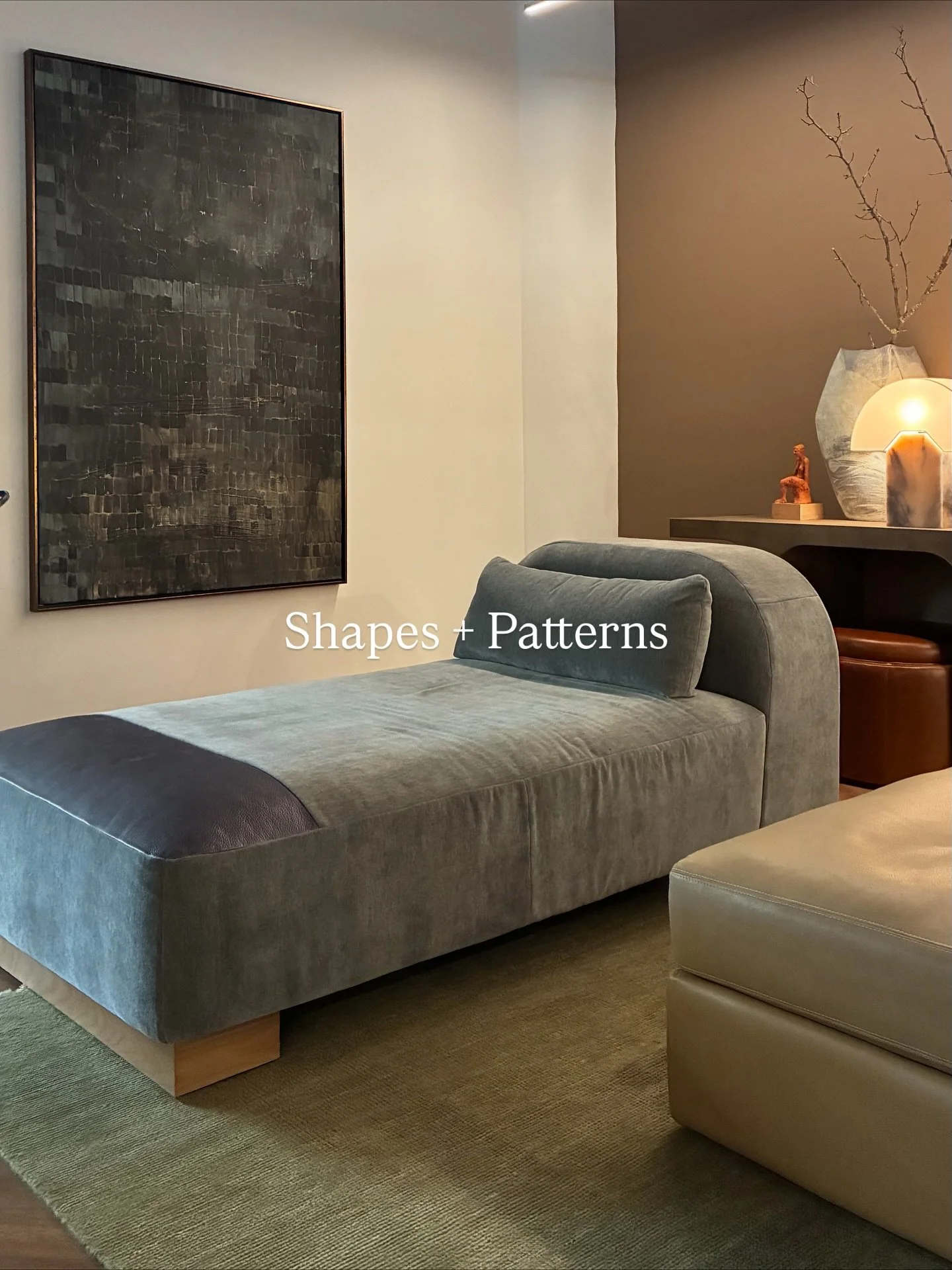 My @highpointmarket recap is coming to and end, but not without a final collection of the novelty shapes, intricate patterns and unexpected finishes I spotted while on the #designinfluencerstour 

@americanleather masterfully mixed shapes, patterns a