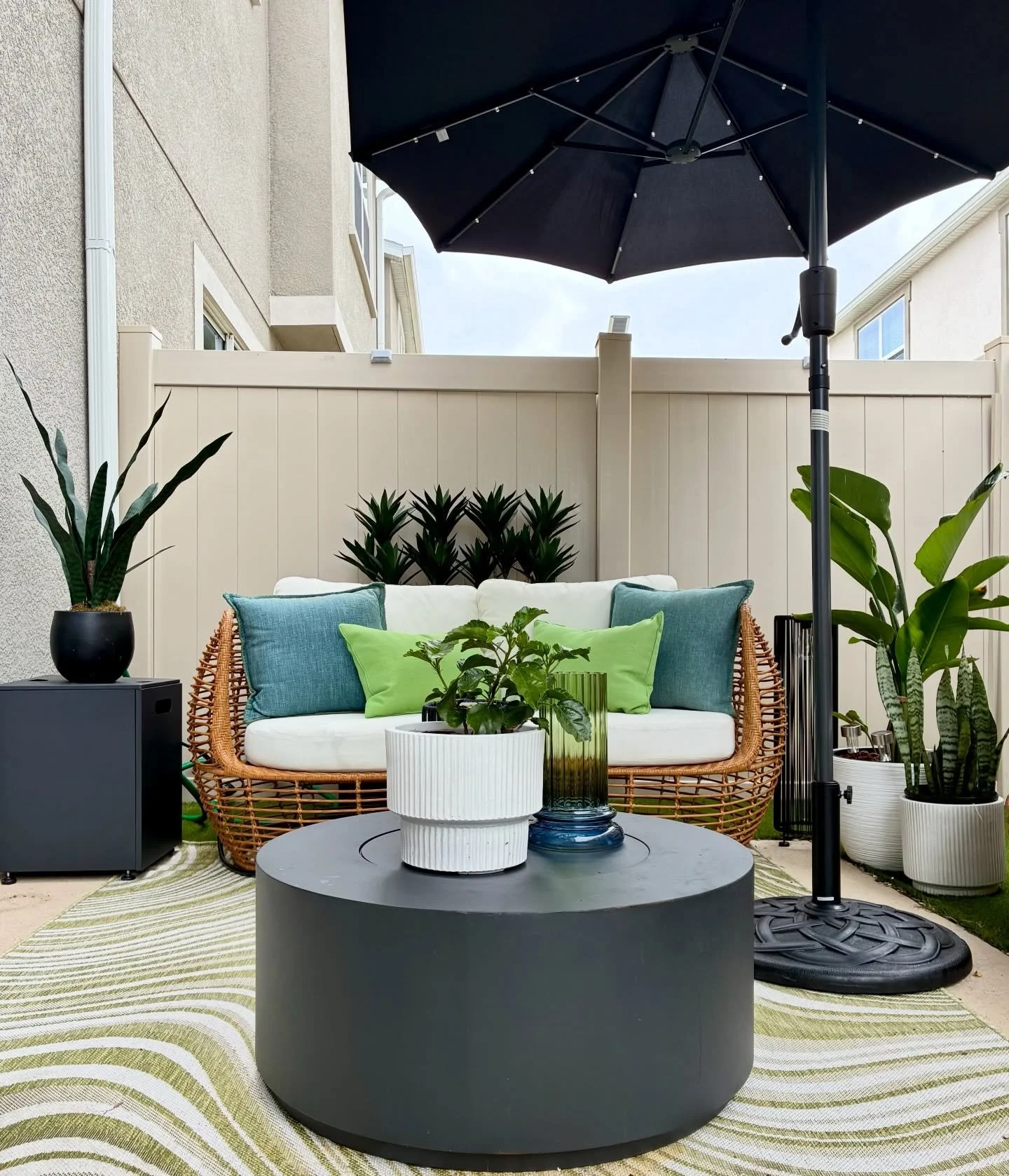 Yes, we are outside. But, at home. 

Patio season is here which means it&rsquo;s time to get the backyards together for warm weather entertaining. 

Decurated can help you with that 🌴. Tap the bio link to book your patio projects before it&rsquo;s t