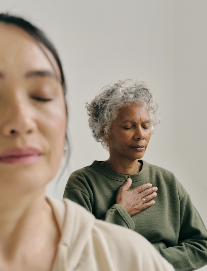 2 women meditating and hypnotherapy