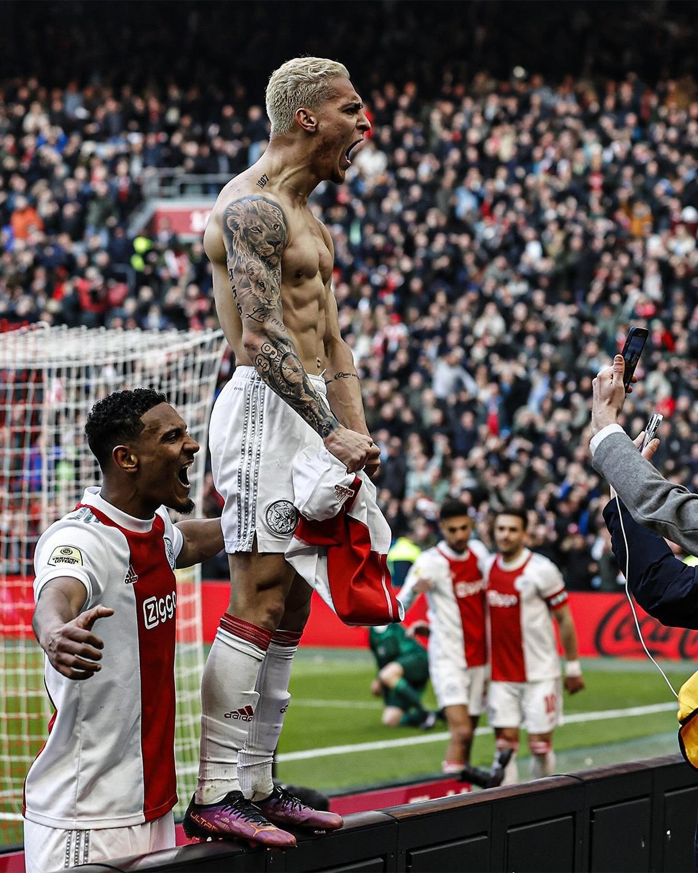 Antony has tattooed the celebration from his goal vs Feyenoord on his back 😮&zwj;💨