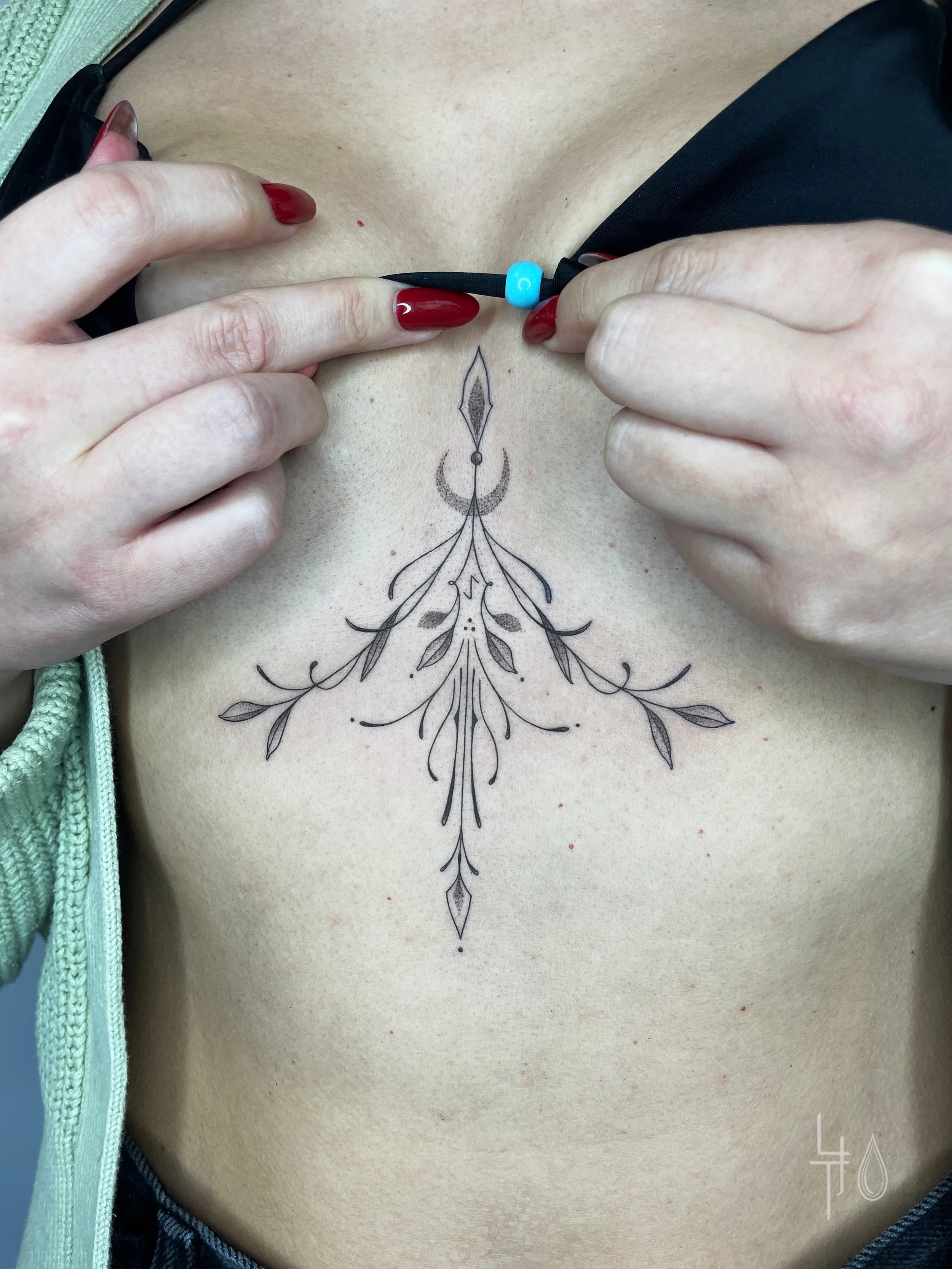 Schwarz-graues Ornament Tattoo am Brustkorb